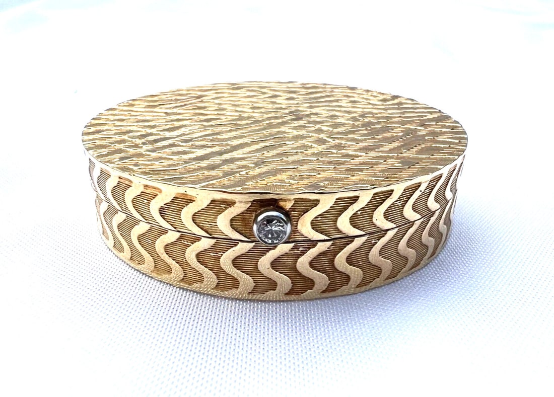 TIFFANY & CO 14K GOLD DIAMOND PILL BOX: TIFFANY & CO 14K GOLD DIAMOND PILL BOX Type: pill box It measures approx 1.80" diameter and 0.40" tall. PLEASE NOTE: LOCAL PICK UP IS NOT AN OPTION AND ALL ITEMS IN THIS AUCTION MUST BE SHIPPED. We of