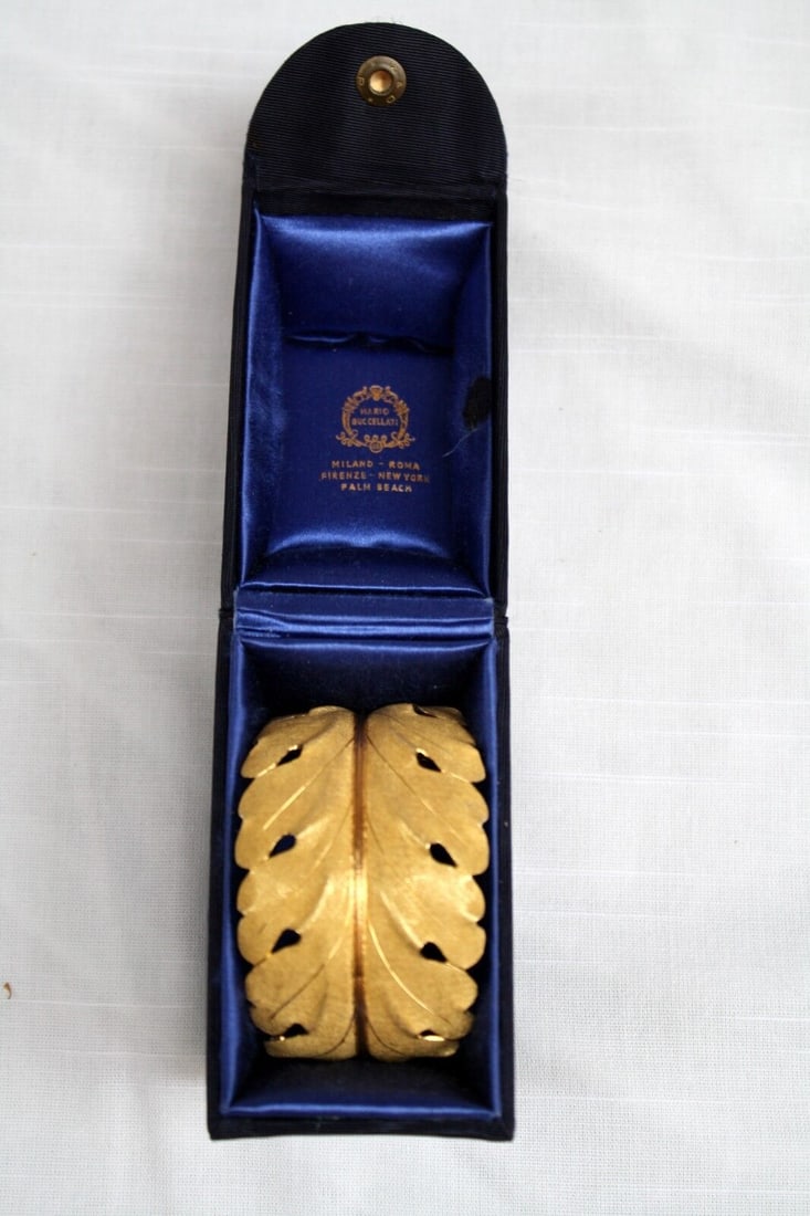 ORIGINAL 18K GOLD MARIO BUCCELLATI BRACELET ORIGINAL BOX: ORIGINAL 18K GOLD MARIO BUCCELLATI BRACELET ORIGINAL BOX Base Metal: 18K Material: gold Metal: YELLOW GOLD It measure 7" long 1.6" wide; the actual front side 2.4" front by 2.1" tall. It weights 45.5