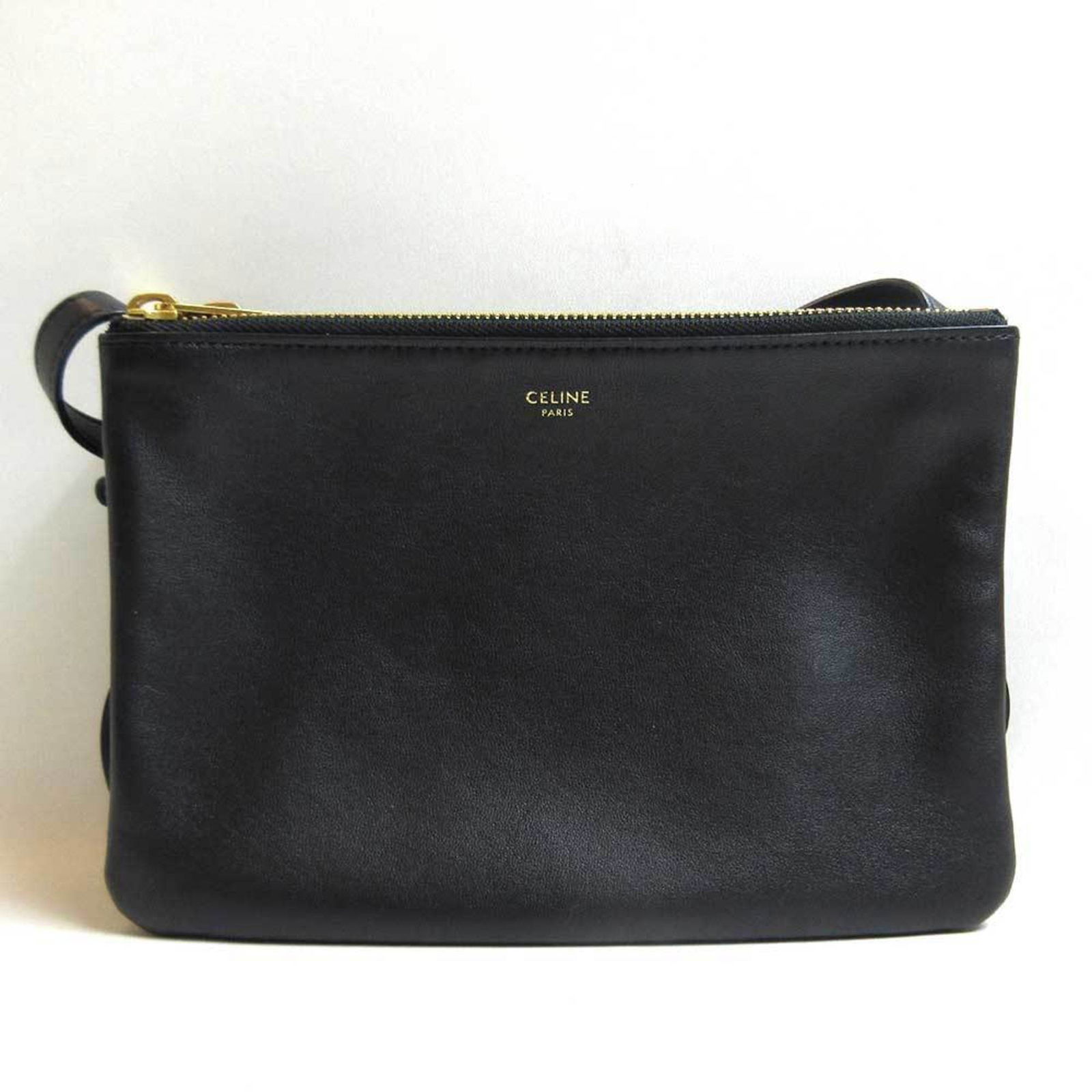 Celine Trio Small Black Shoulder Bag Pochette Women's Lambskin CELINE: Celine Trio Small Black Shoulder Bag Pochette Women's Lambskin CELINE Brand: Celine Type: Shoulder bag Material: Leather Leather: Color: Black Closure: Zipper Gender: Women Size (HxWxD): 14.5cm x 21.5