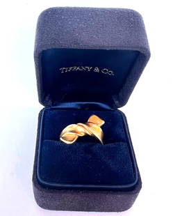 1991 ANGELA CUMMINGS 18K YELLOW GOLD PAPPILON RING SIZE 6.25 BOX: 1991 ANGELA CUMMINGS 18K YELLOW GOLD PAPPILON RING SIZE 6.25 BOX Ring Size: 6.25 Type: Ring Metal Purity: 18k Metal: Yellow Gold Main Stone: No Stone It weights 10.30 grams and measures 0.9" tall 0.75