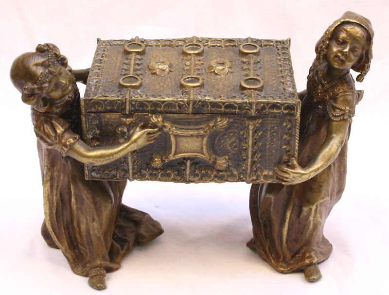 19C FRENCH ART NOUVEAU BRONZE JEWELRY BOX: 19C FRENCH ART NOUVEAU BRONZE JEWELRY BOX Bronze: 1900"s French: JEWELRY BOX This is a original 19th century French Art Nouveau jewelry box made of bronze with a wonderful detail design and patina sho