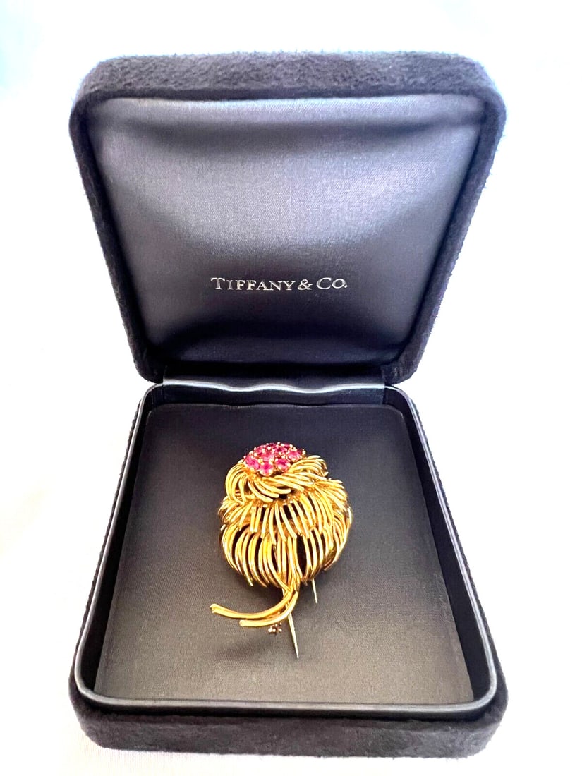 TIFFANY & CO 18K GOLD PINK SAPPHIRE BROOCH WITH BOX: TIFFANY & CO 18K GOLD PINK SAPPHIRE BROOCH WITH BOX Type: Brooch Metal Purity: 18k Metal: Yellow Gold Main Stone: PINK SAPPHIRE It measures 1.90 tall 1.25" front and 0.80" deep. PLEASE NOTE: LOCAL PIC