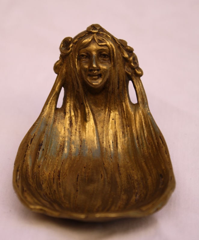 1900 FRENCH ART NOUVEAU BRONZE CARD HOLDER: 1900 FRENCH ART NOUVEAU BRONZE CARD HOLDER French: 1850-1900 Candy Dish: Art Nouveau This is a 1900 French Art Nouveau bronze card holder with a wonderful detail design and patina showing a pretty you