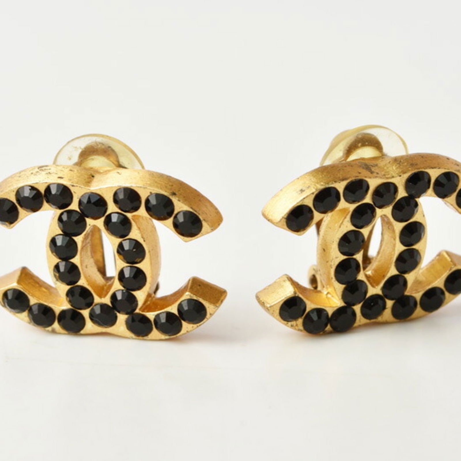 Chanel earrings CHANEL here mark rhinestone / black gold: Chanel earrings CHANEL here mark rhinestone / black gold Brand: Chanel Model: m2206-39-ch Country of Origin: France Type: Stud earrings Style: Casual Gender: Women Material: Metal Color: Gold Stone: R