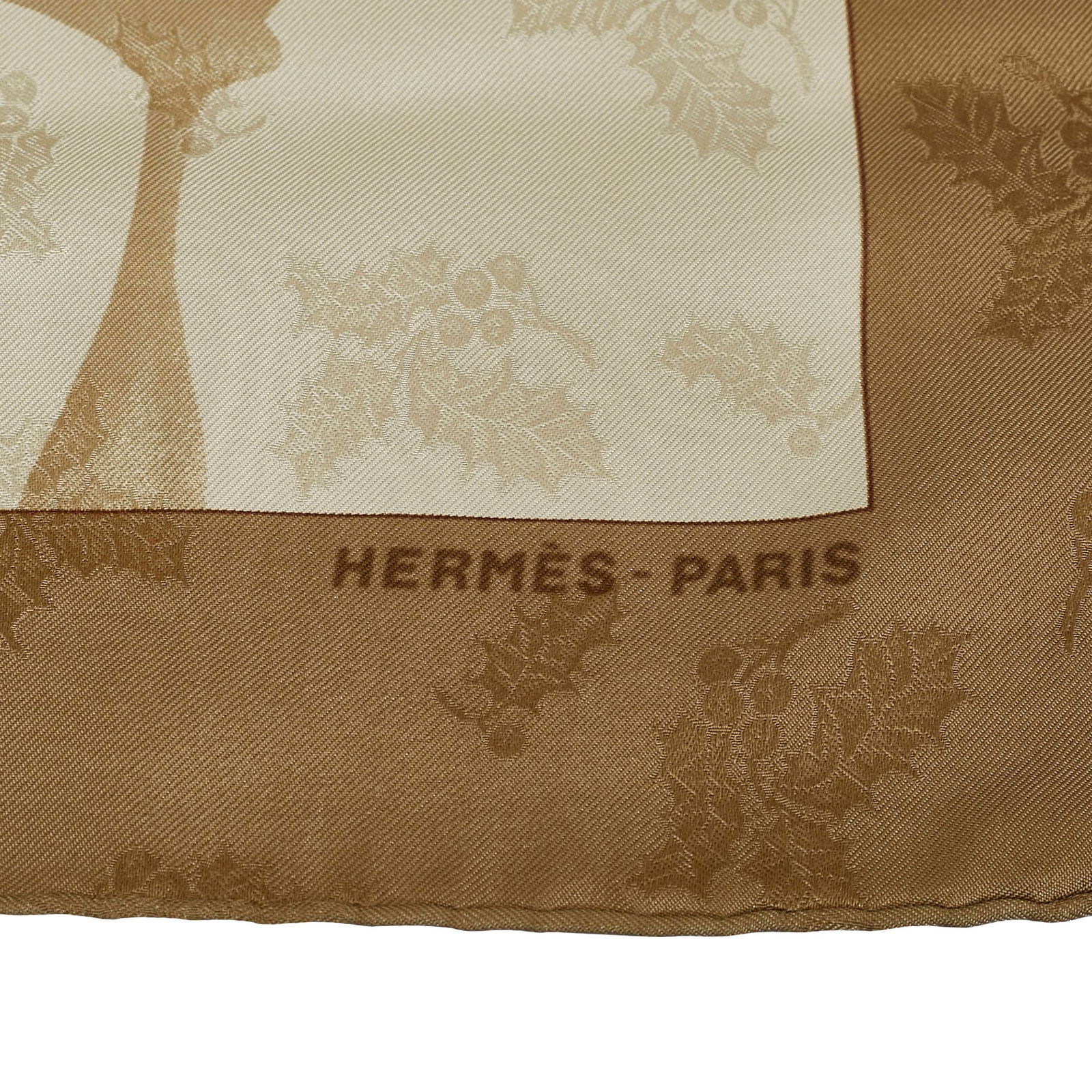 Hermes Neige D'Antan Silk Scarf: Hermes Neige D'Antan Silk Scarf This scarf features a print on 100% silk. Brand: Hermes Model: Neige D'Antan Silk Scarf Origin: France Category: Accessories Color: Brown Style: Material: Fabric Condit