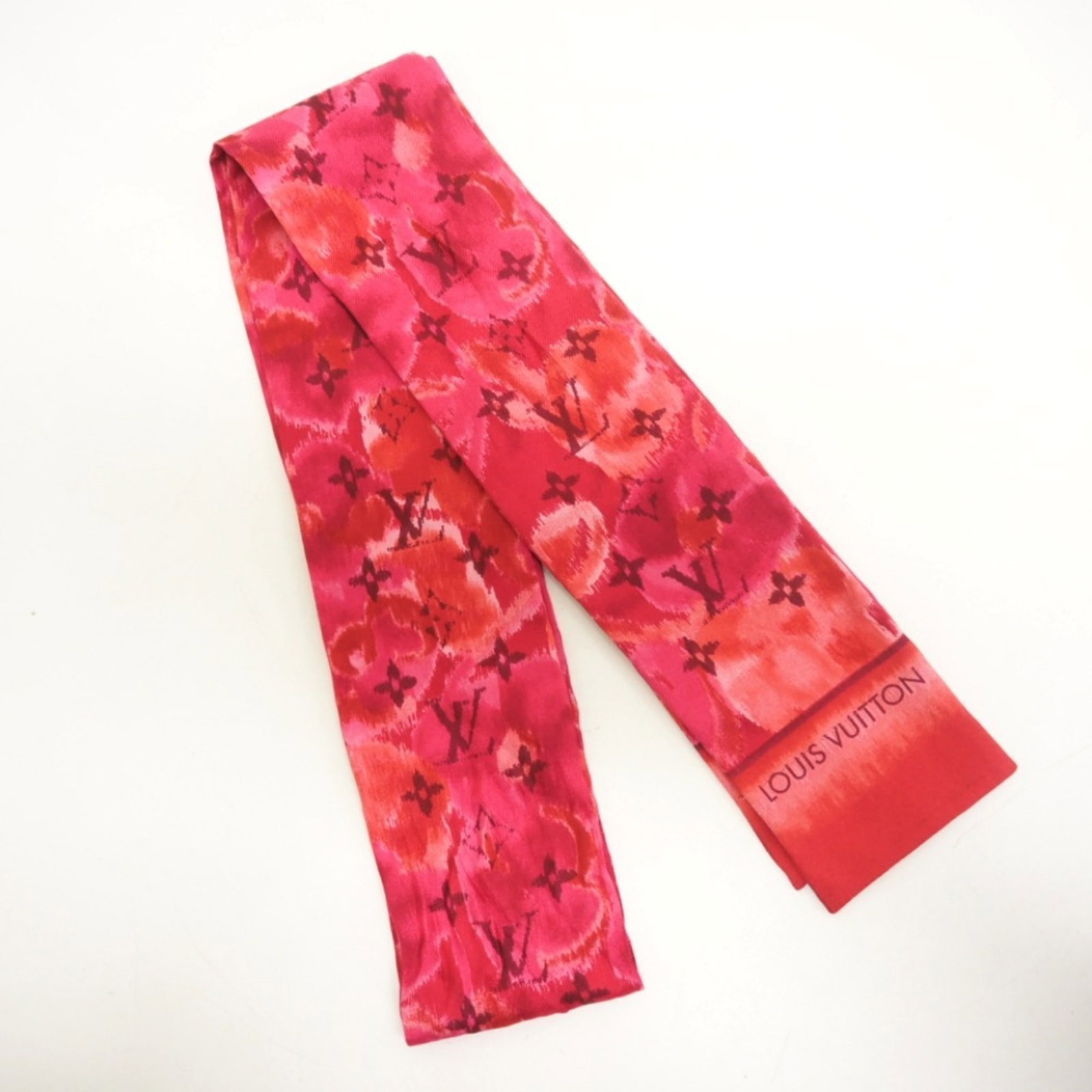 LOUIS VUITTON M74918 Twilly Scarf Pink Ladies: LOUIS VUITTON M74918 Twilly Scarf Pink Ladies Brand: Louis Vuitton Model: M74918 Type: Scarf Gender: Women Color: Pink Material: Silk Silk: Size (LxW): 1.17m x 6.5cm / 46.06 x 2.55 Condition: Used (go