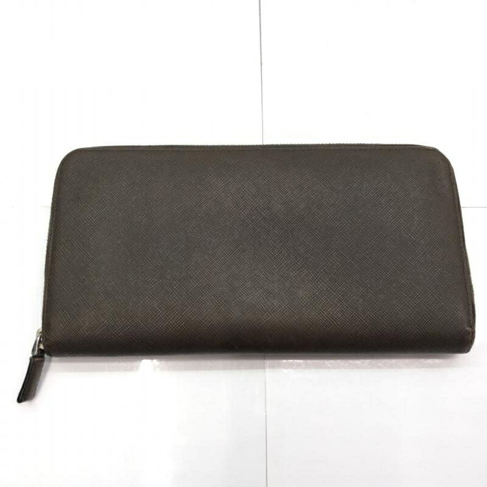 PRADA organizer long wallet: PRADA organizer long wallet Brand: Prada Type: Long wallet (bi-fold) Gender: Women Material: Leather Leather: Size (HxWxD): 13cm x 24cm / 5.11 x 9.44 Condition: Used (good) Overall Dirt: Slight Overal