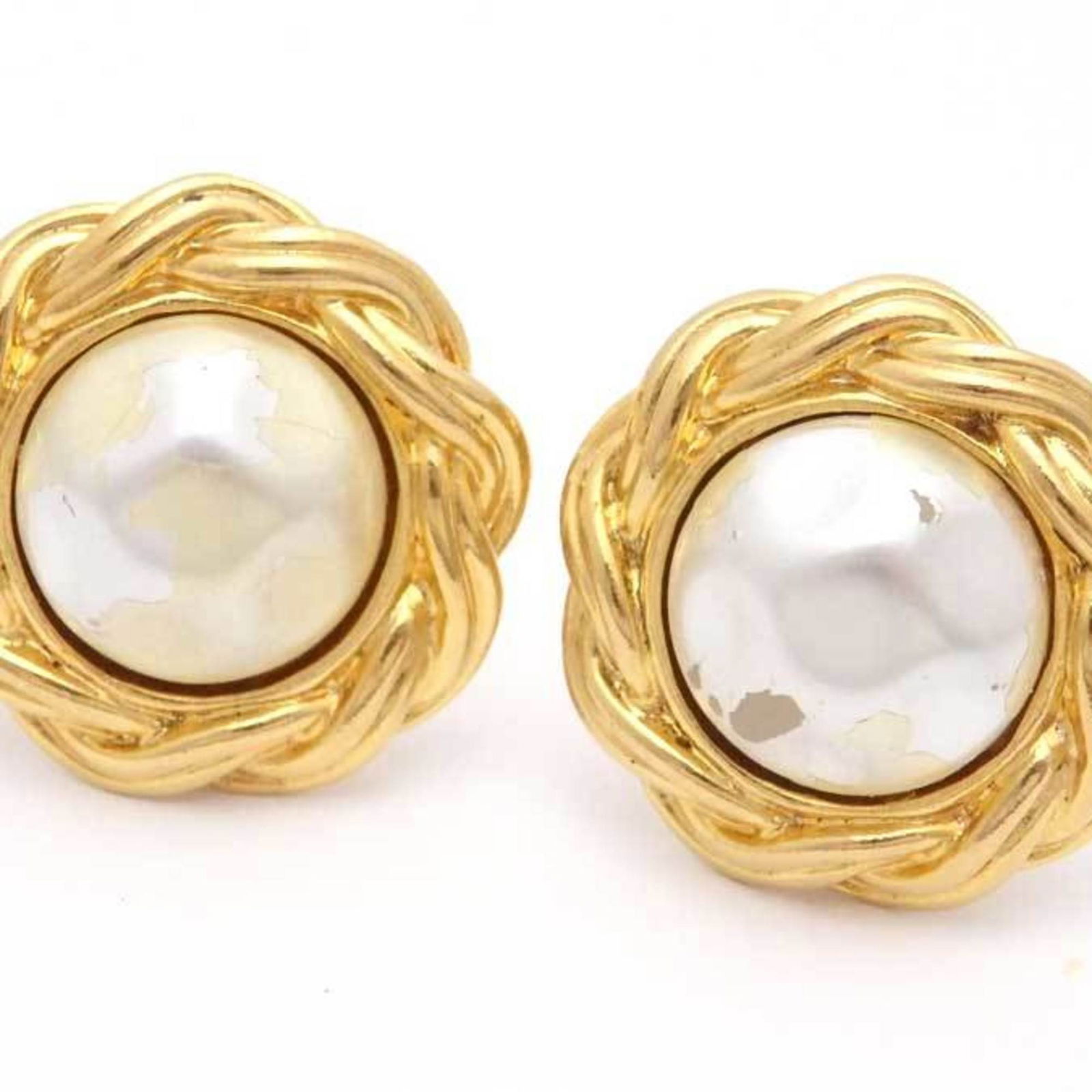 Chanel CHANEL Earrings Metal/Fake Pearl Gold/White Ladies: Chanel CHANEL Earrings Metal/Fake Pearl Gold/White Ladies Brand: Chanel Type: Clip earrings Gender: Women Material: Metal Stone: Artificial pearl Diameter: 30mm / 1.18 Condition: Used (good) Overall D