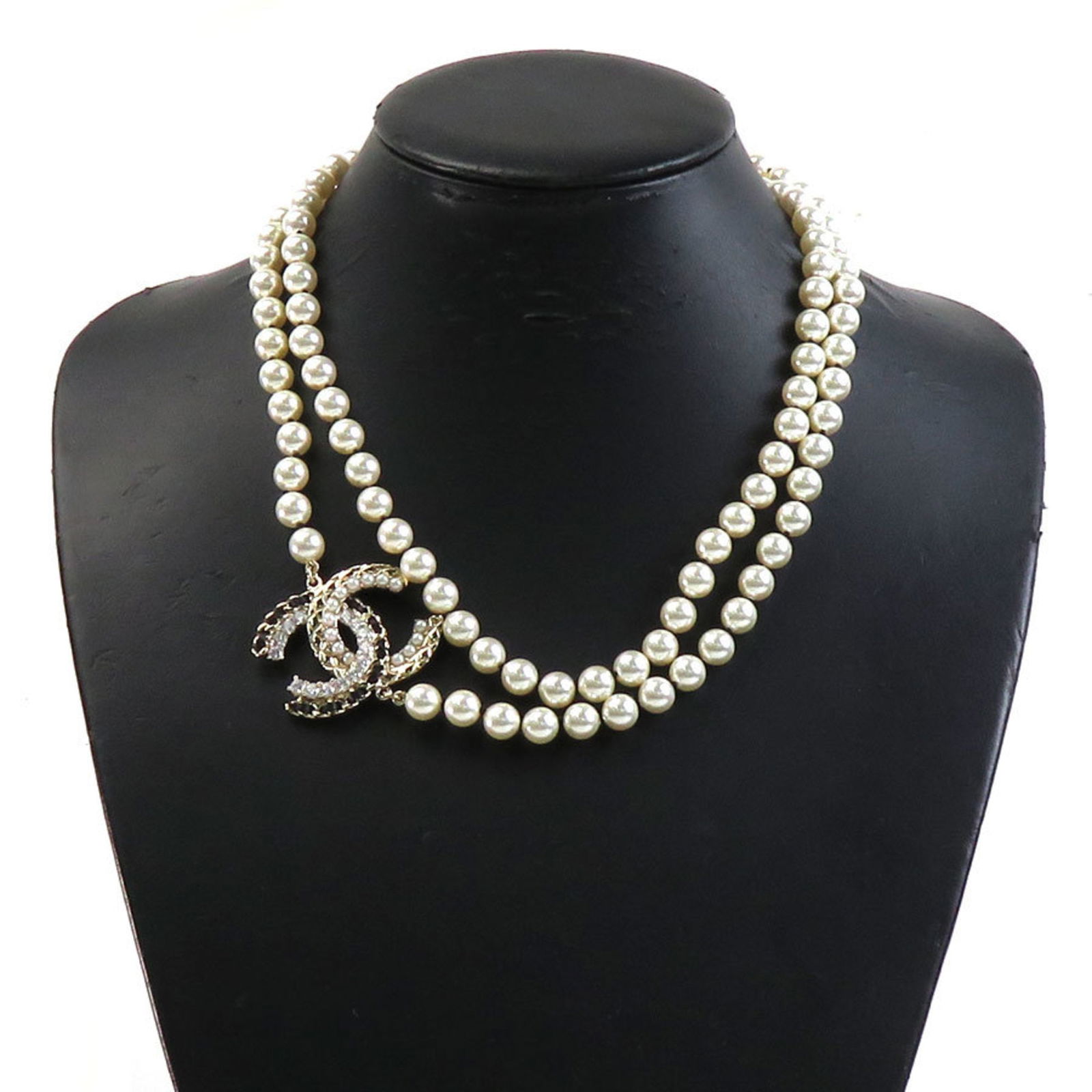 CHANEL Necklace Coco Mark Fake Pearl/Metal/Stone White x Gold Women's: CHANEL Necklace Coco Mark Fake Pearl/Metal/Stone White x Gold Women's Brand: Chanel Necklace Type: Necklace Gender: Women Material: Metal Color: Gold Stone Color: White Neck Circumference: 111 cm / 43