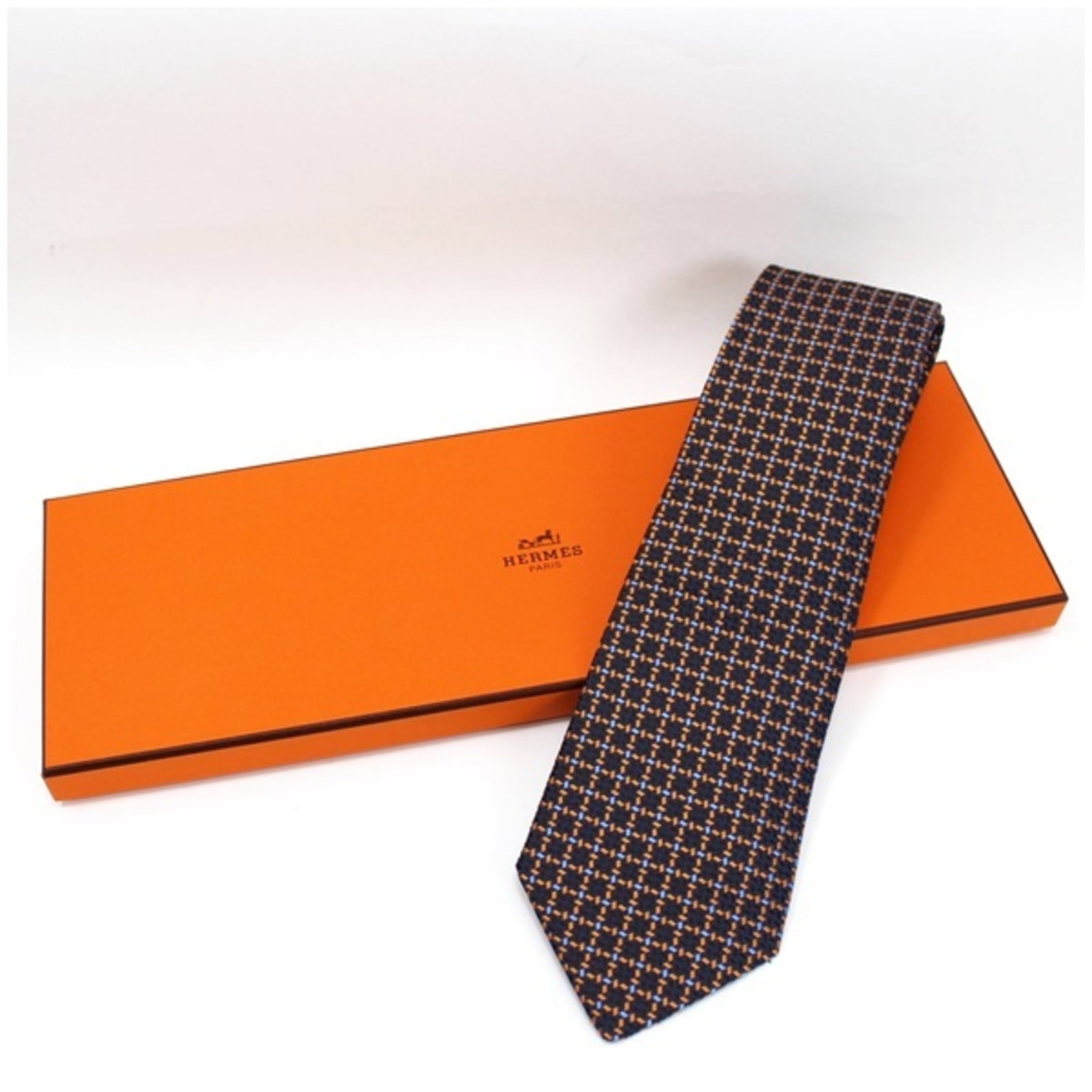 Hermes silk tie HERMES men's: Hermes silk tie HERMES men's Brand: Hermes Type: Cravat Gender: Men Color: Multi-color Navy Material: Silk100% Silk: 100% Width: 9cm / 3.54 Condition: Opened (never used) The BIDHAUS Guarantee: All i