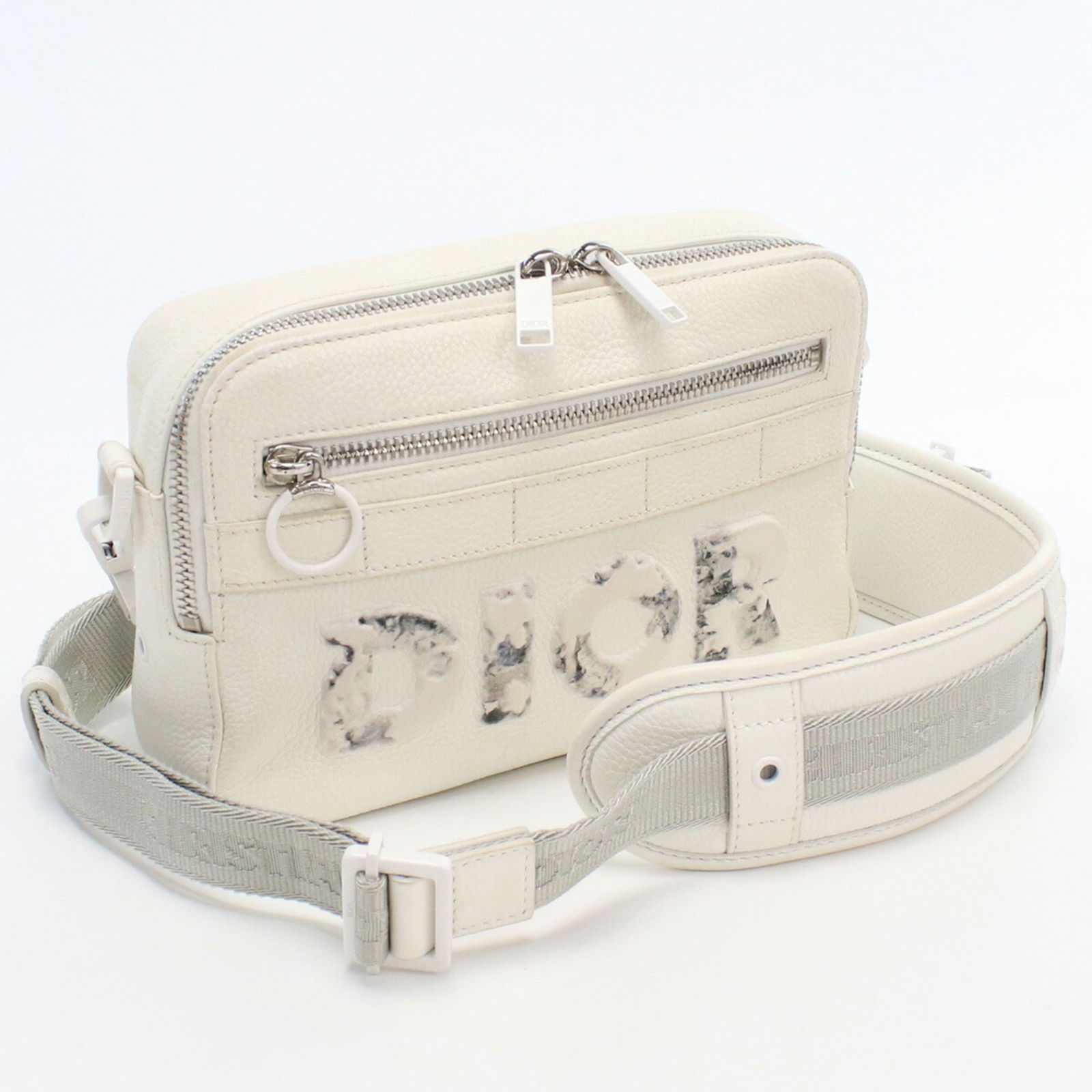 Christian Dior shoulder bag Daniel Arsham 1SFPO101YWM_H19E leather unisex: Christian Dior shoulder bag Daniel Arsham 1SFPO101YWM_H19E leather unisex Brand: Christian Dior Country of Origin: Italy Type: Shoulder bag Material: Leather Leather: Closure: Zipper Gender: Women Men