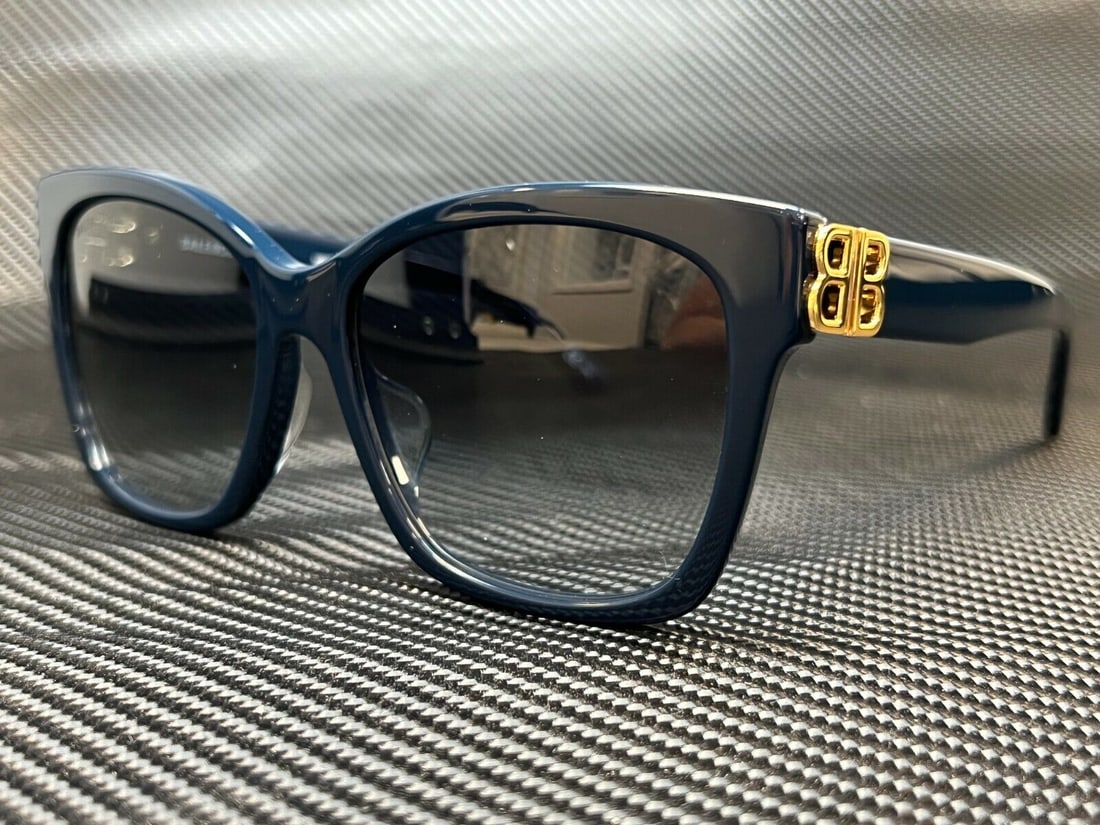 BALENCIAGA BB0102SA 005 Blue Square Womens 57 mm Sunglasses: BALENCIAGA BB0102SA 005 Blue Square Womens 57 mm Sunglasses Type: Sunglasses Frame Color: Blue Style: Square New The BIDHAUS Guarantee: All items in this auction are guaranteed to be 100% authentic. A