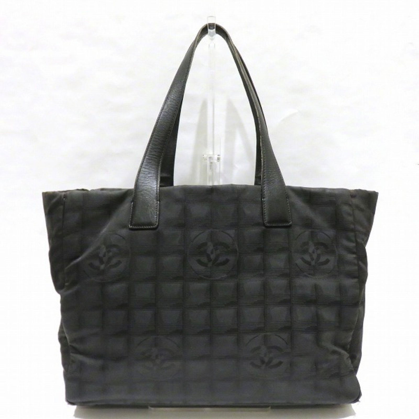 CHANEL New Travel MM A15591 Bag Tote Ladies: CHANEL New Travel MM A15591 Bag Tote Ladies Brand: Chanel Model: A15591 Type: Tote bag Material: Nylon Nylon: Color: Black Gender: Women Size (HxWxD): 26cm x 35cm x 15cm / 10.23 x 13.77 x 5.9 Handle L