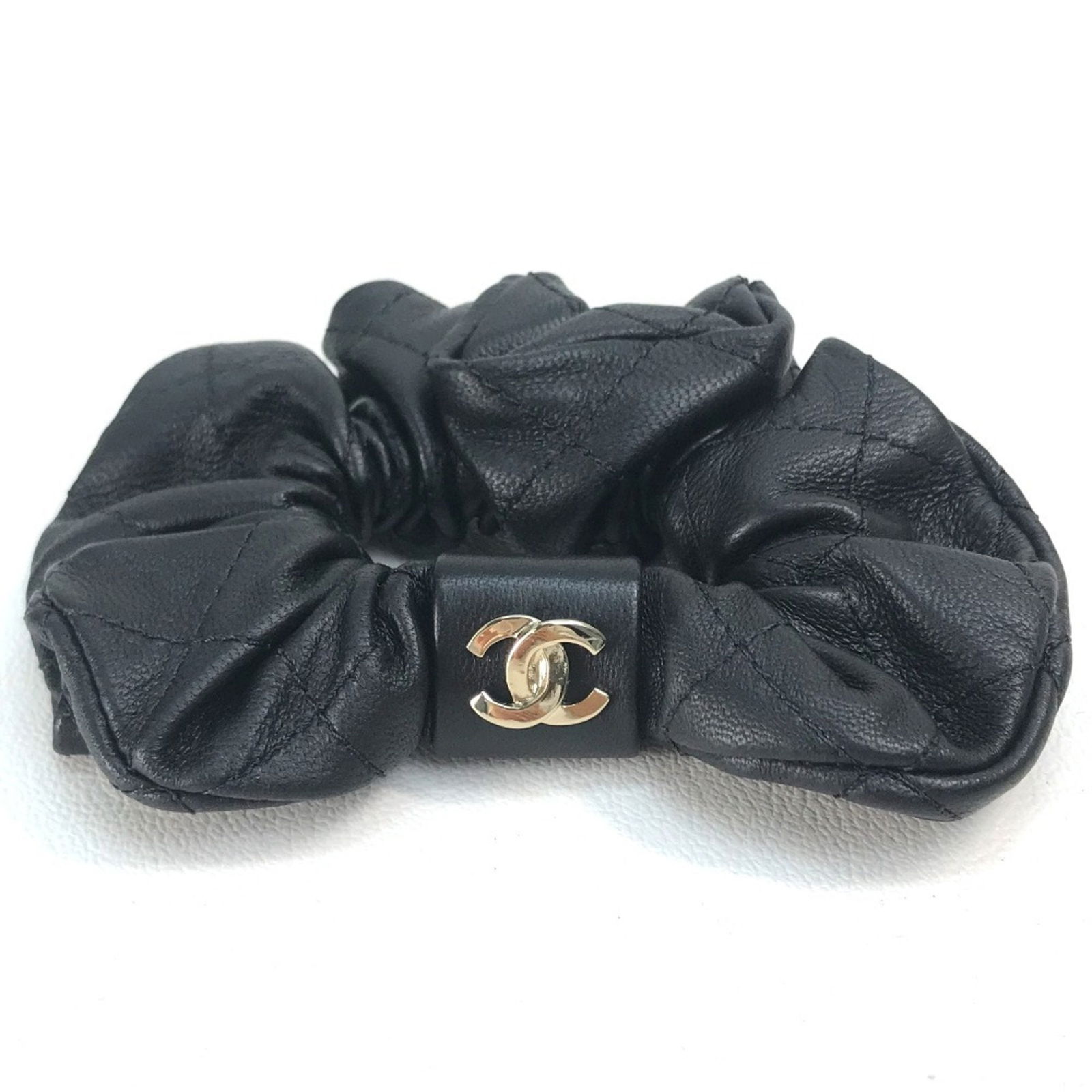 CHANEL CC Cocomark Matelasse Quilted Hair Accessory A21K Scrunchie Lambskin Women's Black: CHANEL CC Cocomark Matelasse Quilted Hair Accessory A21K Scrunchie Lambskin Women's Black Brand: Chanel Model: Matelasse quilting Type: Scrunchie Gender: Women Color: Black Material: Leather Leather/F