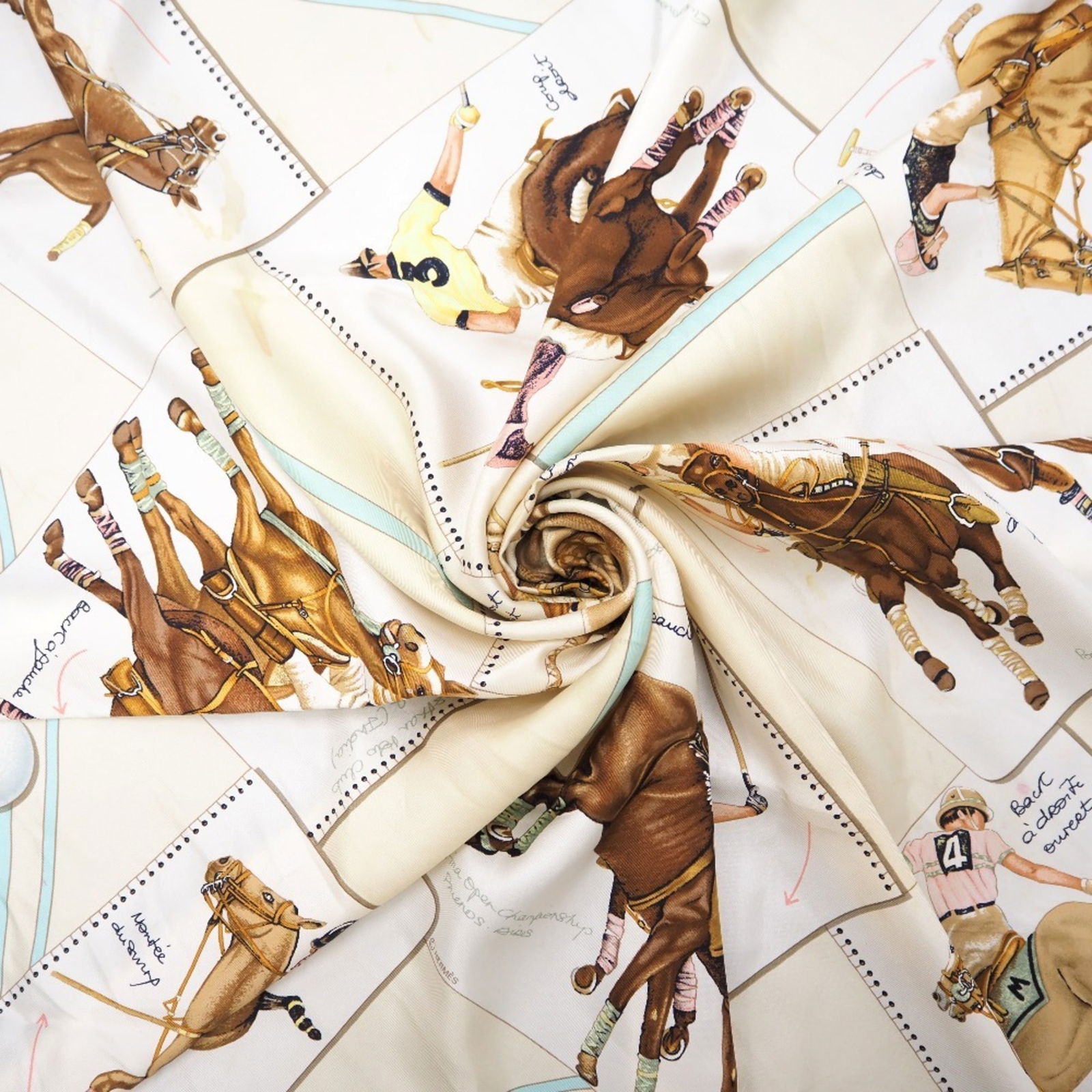 HERMES/Hermes Carre 90 LE MONDE DU POLO Polo World Scarf Green Ladies: HERMES/Hermes Carre 90 LE MONDE DU POLO Polo World Scarf Green Ladies Brand: Hermes Type: Scarf Gender: Women Color: Green Multi-color Material: Silk Silk: Size (LxW): 90cm x 90cm / 35.43 x 35.43 Cond