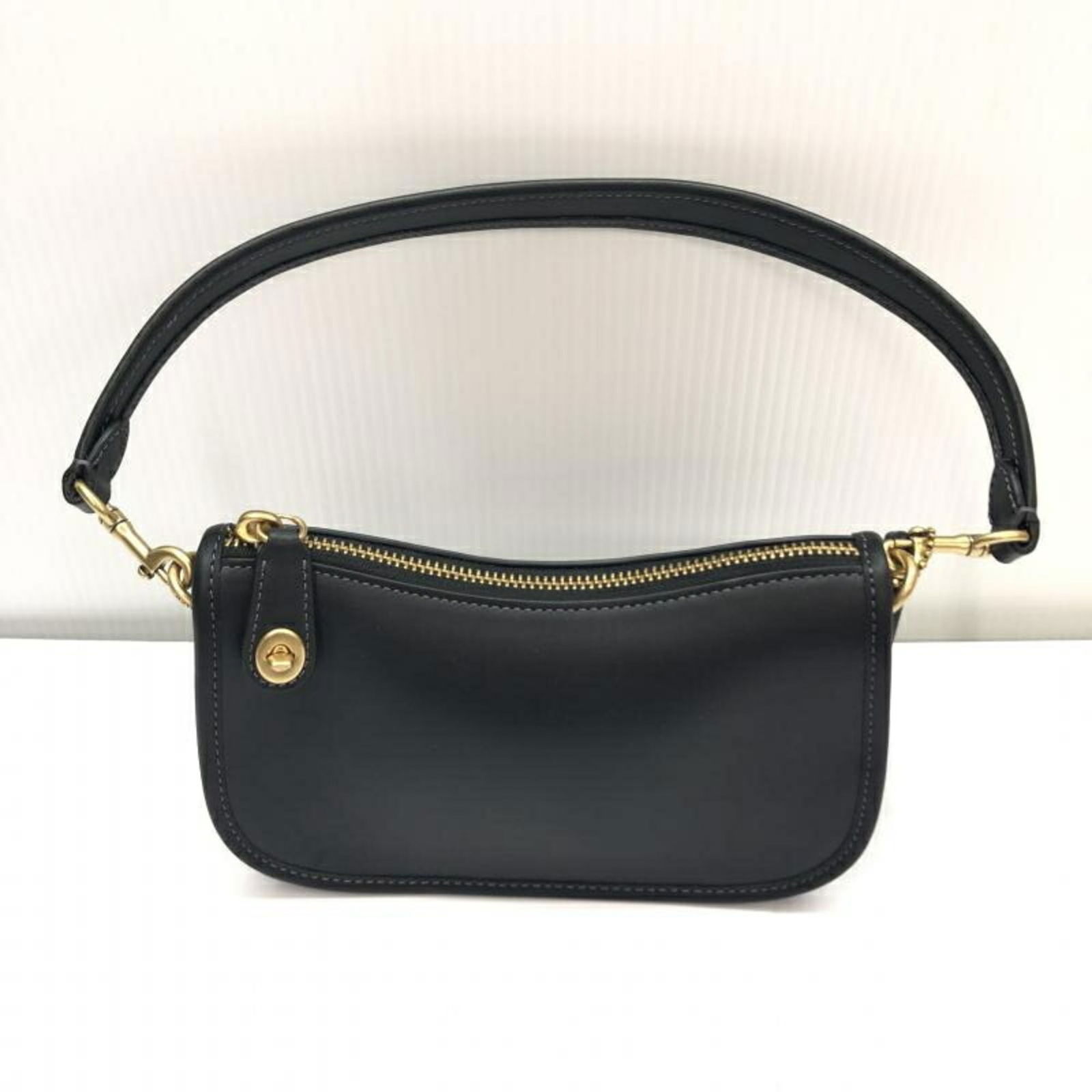 COACH Women's Black The Originals Glovetanned Leather Swinger Bag Coach: COACH Women's Black The Originals Glovetanned Leather Swinger Bag Coach Brand: Coach Model: Originals Glovetanned Leather Swinger Bag Type: Handbag Material: Leather Leather: Color: Black Gender: Wome