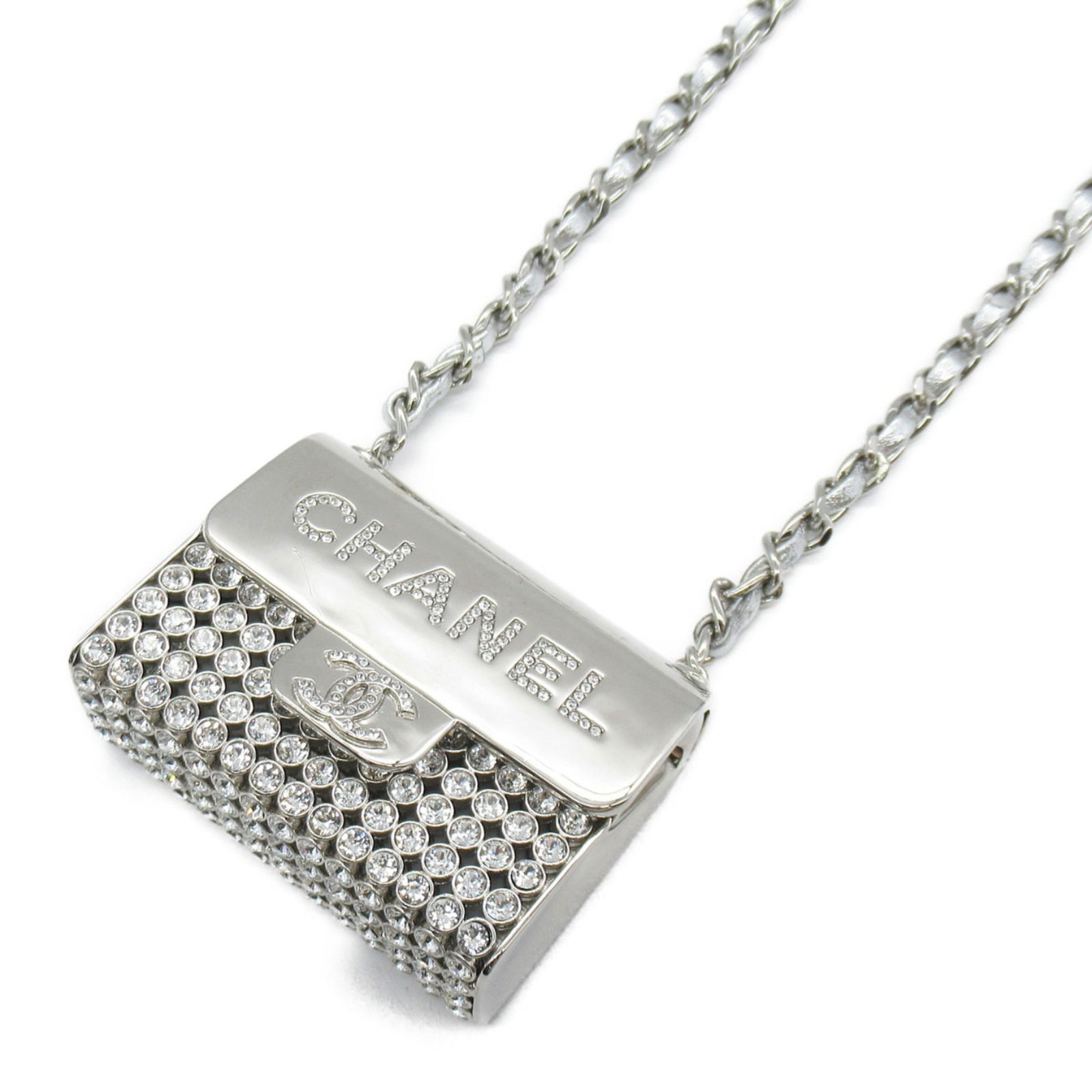 CHANEL Matelasse bag charm Silver: CHANEL Matelasse bag charm Silver Brand: CHANEL Country of Origin: France Type: Other Material: Other Color: Silver Gender: Women Size: H:4.5cm x W:6cmx D:2cm(H:1.8 x W:2.4x D:0.8) Condition: Used (go