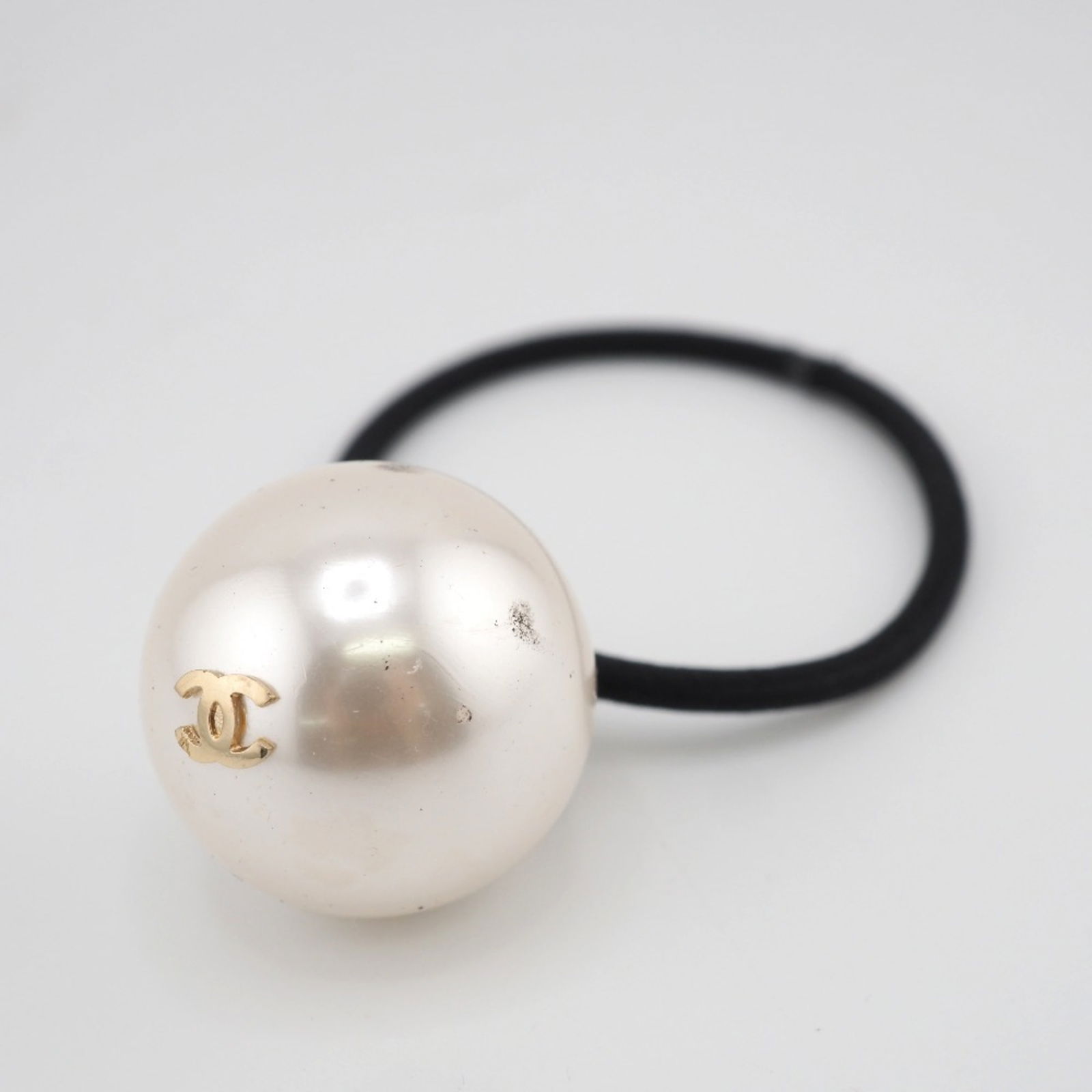 CHANEL Hair Tie U18V Coco Mark Accessory White Ladies: CHANEL Hair Tie U18V Coco Mark Accessory White Ladies Brand: Chanel Type: Hair tie Gender: Women Color: White Material: Artificial pearl Gold plating Size (LxW): 3cm x 3cm / 1.18 x 1.18 Condition: Use