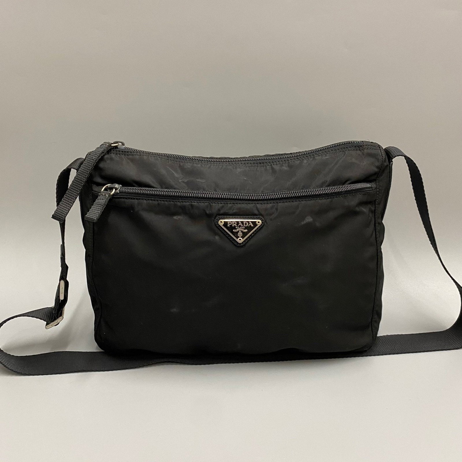 PRADA Prada triangle logo metal fittings nylon leather genuine shoulder bag sacoche pochette black: PRADA Prada triangle logo metal fittings nylon leather genuine shoulder bag sacoche pochette black Brand: Prada Type: Shoulder bag Material: Nylon Nylon: Color: Black Closure: Zipper Gender: Women Siz