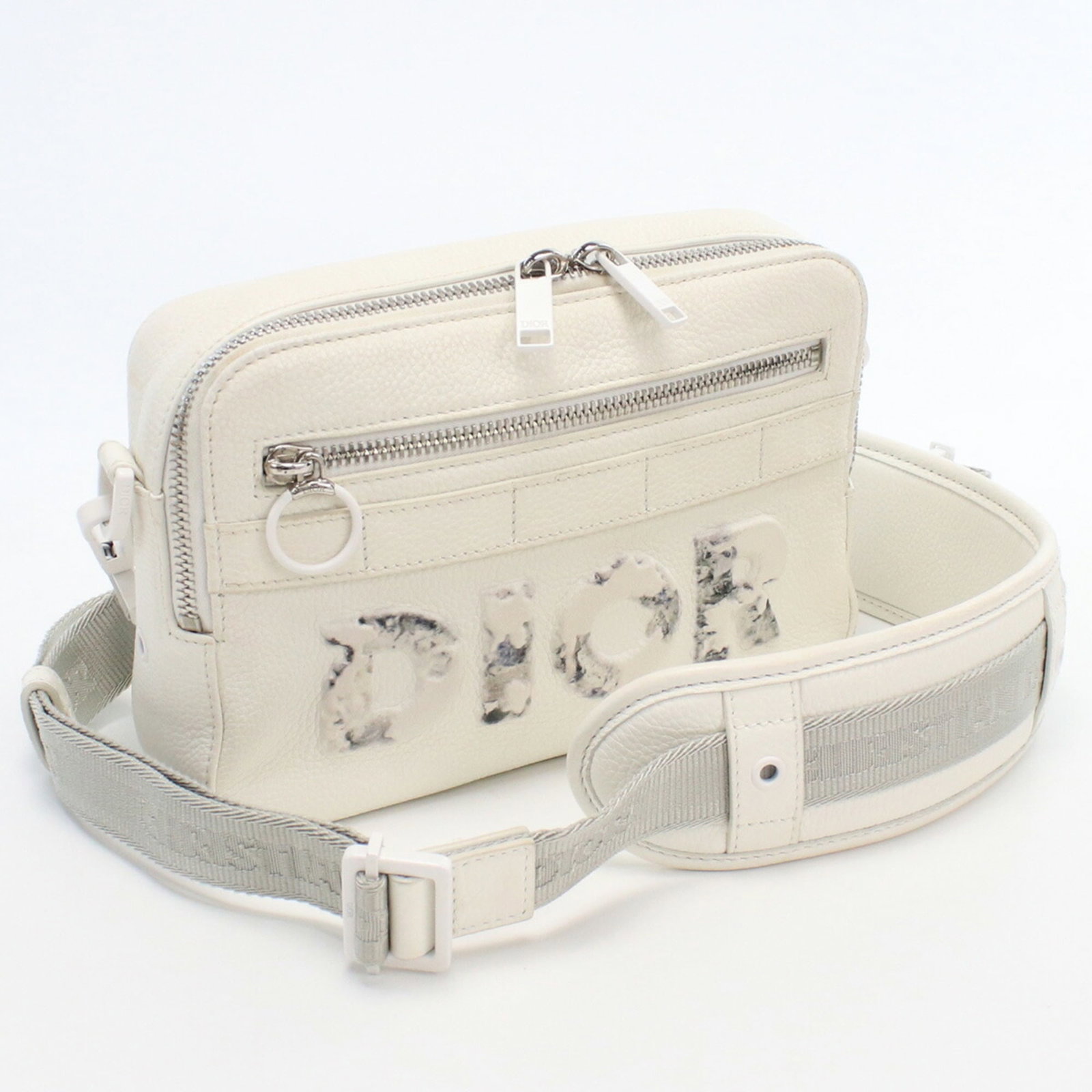 Christian Dior shoulder bag Daniel Arsham 1SFPO101YWM_H19E leather unisex: Christian Dior shoulder bag Daniel Arsham 1SFPO101YWM_H19E leather unisex Brand: Christian Dior Country of Origin: Italy Type: Shoulder bag Material: Leather Leather: Closure: Zipper Gender: Women Men