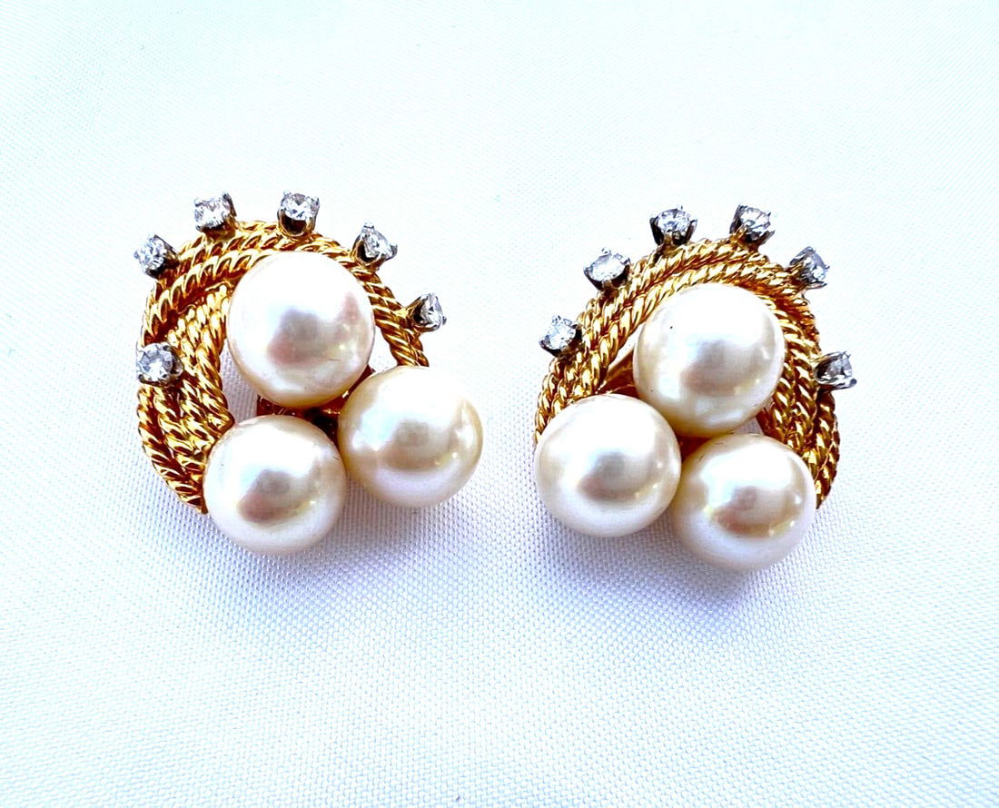 DAVID WEBB 18K YELLOW GOLD DIAMOND PEARL PAIR OF EARRINGS: DAVID WEBB 18K YELLOW GOLD DIAMOND PEARL PAIR OF EARRINGS Type: Earrings Metal Purity: 18k Style: CLIP Metal: Yellow Gold Main Stone: PEARL DIAMOND Each earring measures approx 1" x 13/16". PLEASE NOT