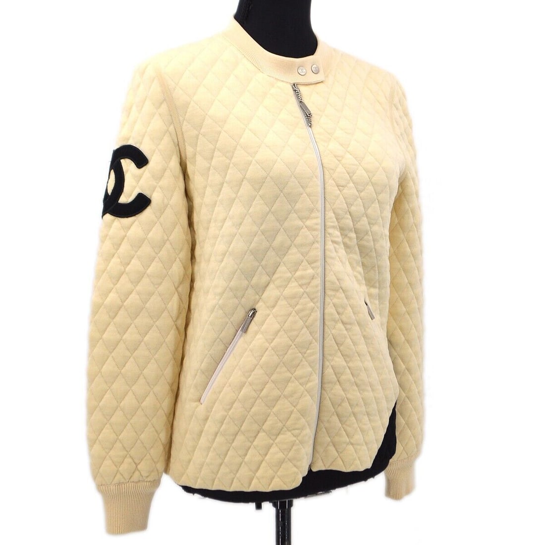 Chanel Cambon Ligne Jacket Ivory 05A #38: Chanel Cambon Ligne Jacket Ivory 05A #38 Outside Condition: B: Reasonable Wear and Tear/Inside Condition: B: Reasonable Wear and Tear The BIDHAUS Guarantee: All items in this auction are guaranteed to