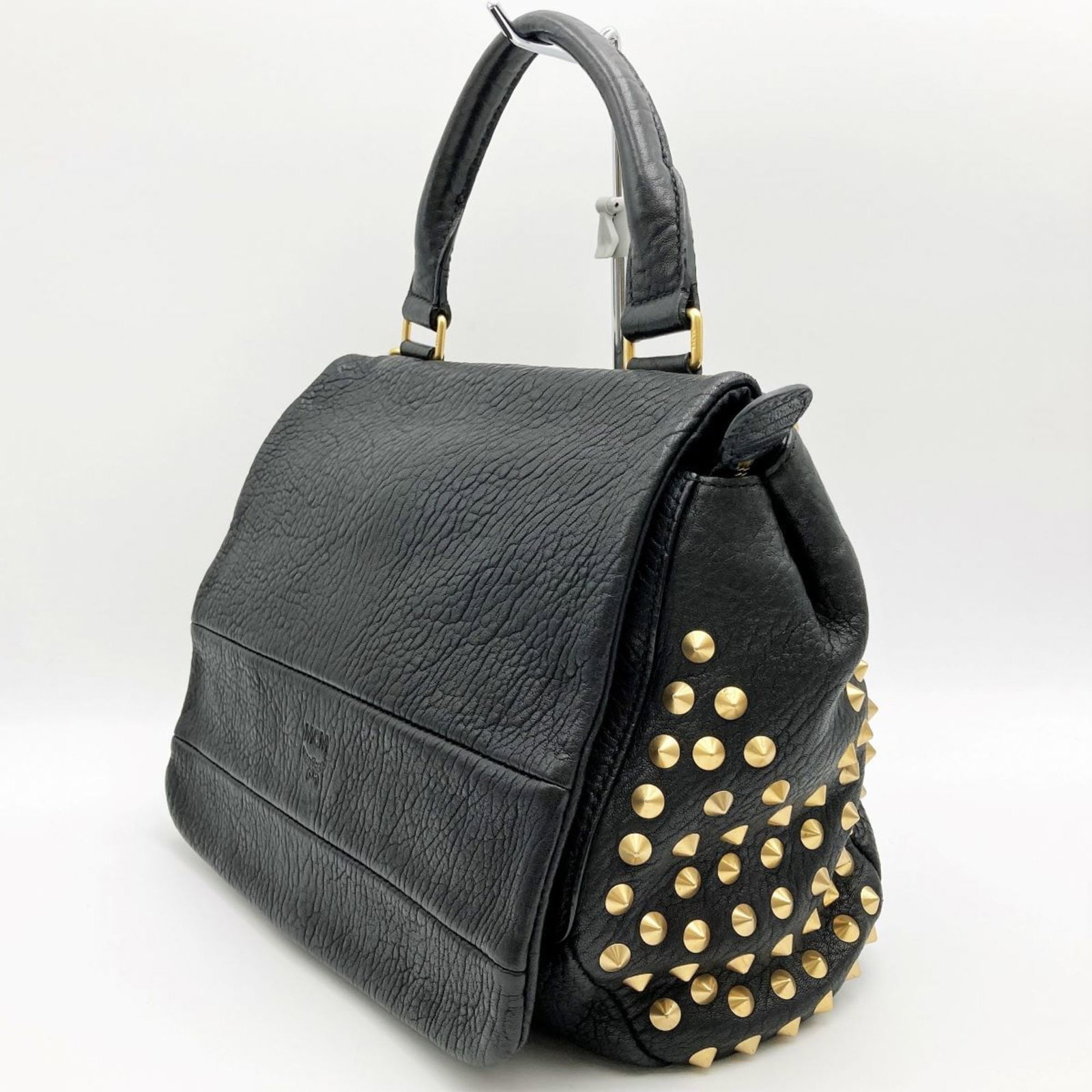 MCM Handbag Tote Bag Leather Studded Black Gold Ladies Men's Fashion: MCM Handbag Tote Bag Leather Studded Black Gold Ladies Men's Fashion Brand: MCM Type: Handbag Material: Leather Leather: Color: Black Gender: Women Size (HxWxD): 25cm x 30cm x 12cm / 9.84 x 11.81 x 4.