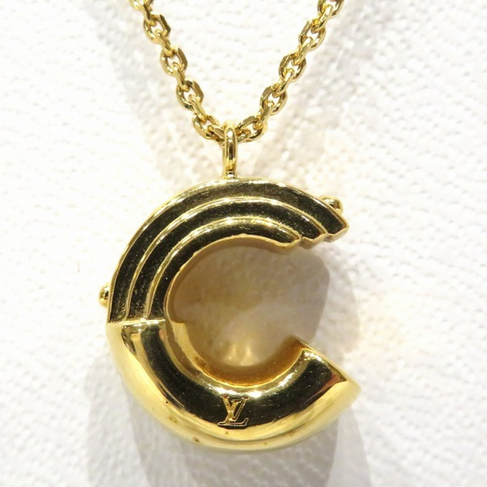 Louis Vuitton LV & ME Initial C M61058 Gold Brand Accessory Necklace Ladies: Louis Vuitton LV & ME Initial C M61058 Gold Brand Accessory Necklace Ladies Brand: Louis Vuitton Model: LV&ME Initial C Necklace Type: Necklace Gender: Women Material: Metal Color: Gold Neck Circumfer