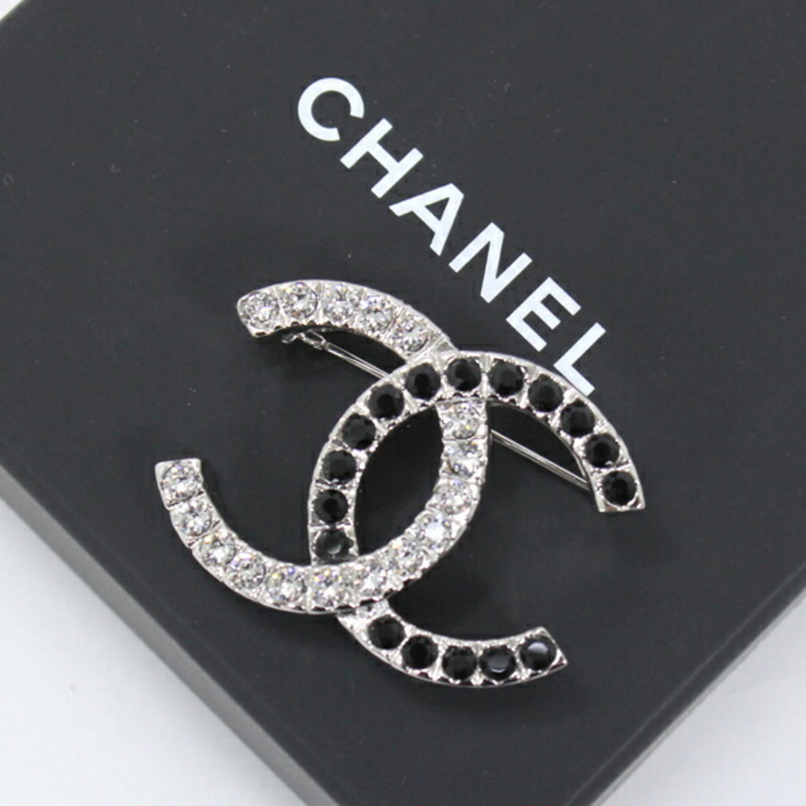 CHANEL Brooch Rhinestone Silver Black CC Coco Mark B23 Box Women's COCO T4786: CHANEL Brooch Rhinestone Silver Black CC Coco Mark B23 Box Women's COCO T4786 Brand: Chanel Type: Brooch Gender: Women Material: Metal Color: Black Silver Size (HxWxD): 3.1cm x 4.2cm / 1.22 x 1.65 Con
