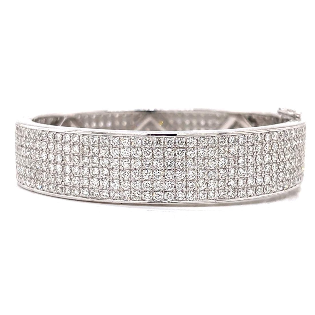 18K White Gold Diamond Bangle: 18K White Gold Diamond Bangle Stone Type: Diamonds Metal Type: 18K Metal Color: White Appraisal Price: $27400 Comments: 18K White Gold Diamond Bangle Weighing 57.9 grams Set with 522 Diamonds weighing