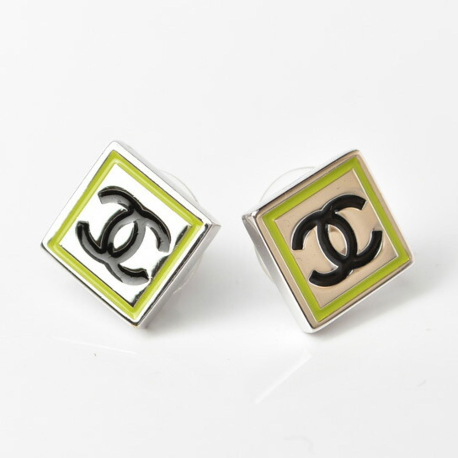 CHANEL earrings square silver CC here mark green black: CHANEL earrings square silver CC here mark green black Brand: Chanel Model: 210622-ch Country of Origin: France Type: Stud earrings Style: Casual Gender: Women Material: Gold plating Metal Color: Blac