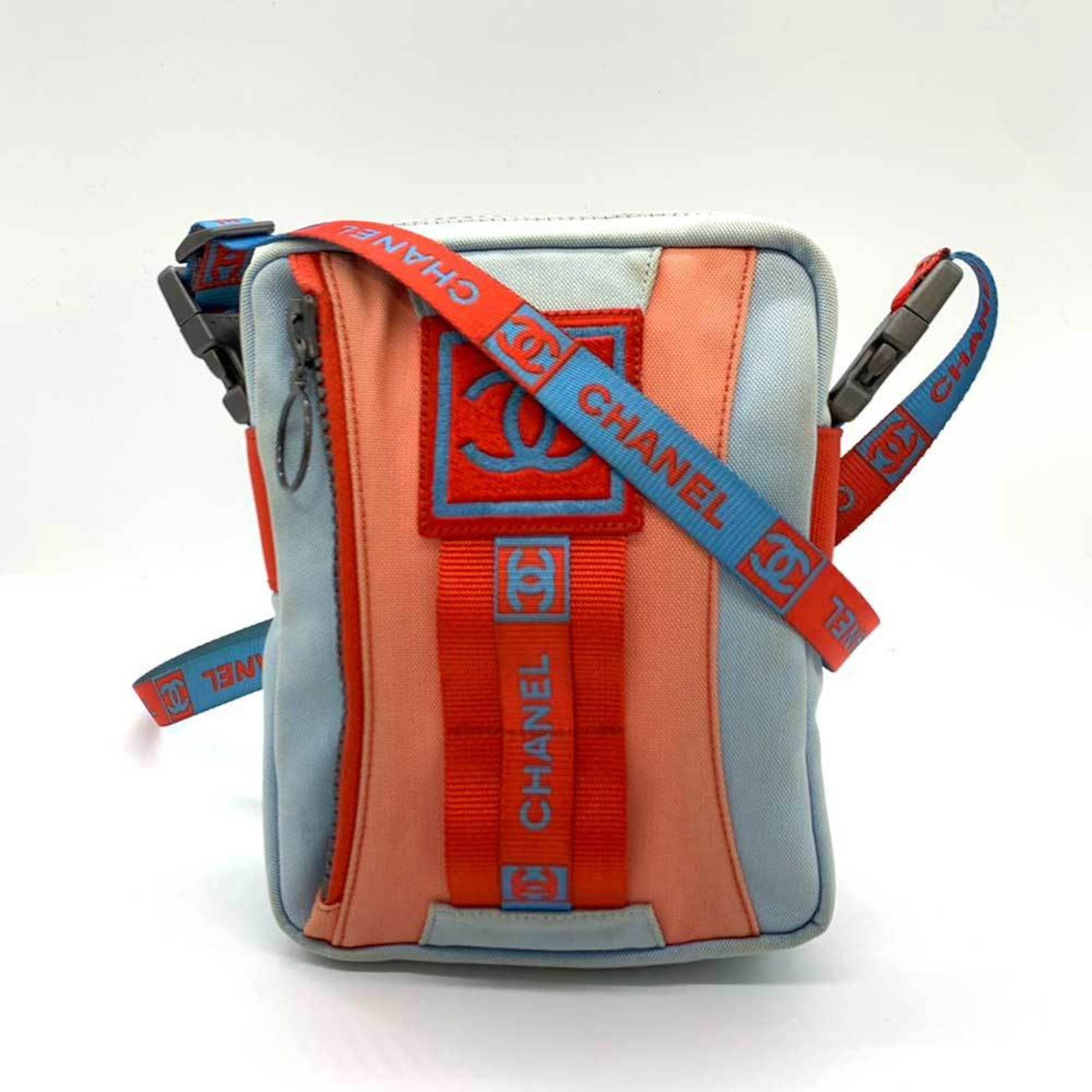 CHANEL Bag Sports Line Shoulder Red Blue Pochette Crossbody Coco Mark Ladies Canvas: CHANEL Bag Sports Line Shoulder Red Blue Pochette Crossbody Coco Mark Ladies Canvas Brand: Chanel Line: Sport Model: A18989 Type: Pochette Shoulder bag Material: Canvas Canvas: Color: Blue Red color C