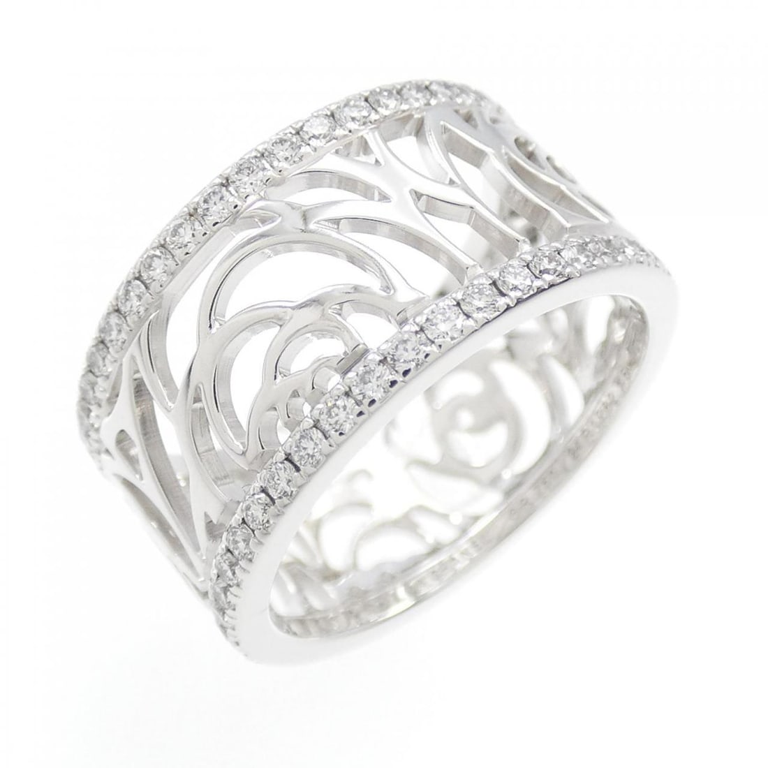 Chanel Camellia Medium Ring: Chanel Camellia Medium Ring Style: Ring Material: 750 White Gold Gender: Ladies" Size: 4 (US size) (46) Accessories: No accessories Main Stone: Diamond Weight: approx. 4.5g Actualsize: Max W: 8.9mm Ce