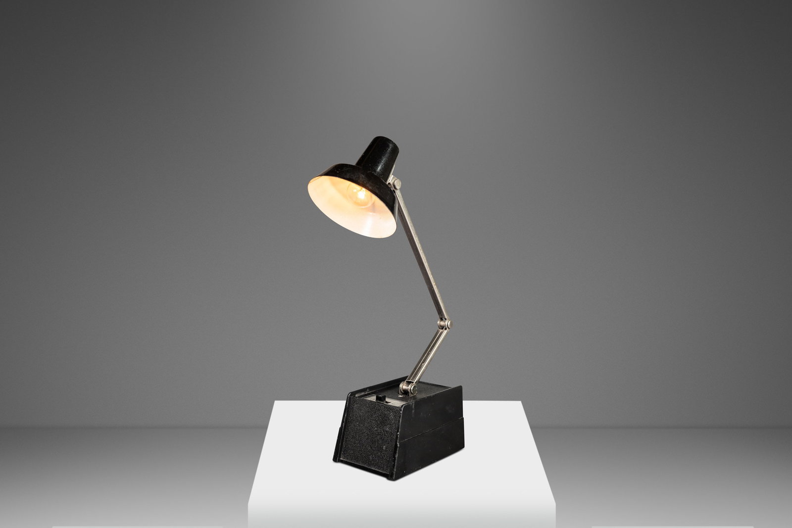Mid-Century Modern Industrial Desk Lamp by Mobilite from NASA Offices Taiwan c. 1970s: Mid-Century Modern Industrial Desk Lamp by Mobilite from NASA Offices Taiwan c. 1970s Mid-Century Modern Industrial Desk Lamp by Mobilite from NASA Offices Taiwan c. 1970's About: Tensor adjustable de
