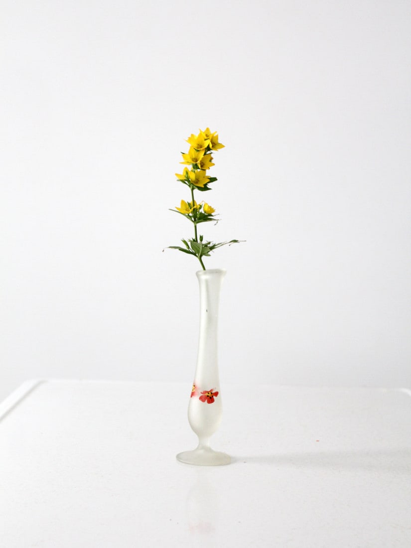 Vintage Satin Glass Bud Vase: Vintage Satin Glass Bud Vase circa 1940s Height 8 inch 20.3 cm Base Diameter 2.25 inch 5.7 cm Opening Diameter 1.125 inch 2.9 cm Pre-Owned PLEASE NOTE: LOCAL PICK UP IS NOT AN OPTION AND ALL ITEMS IN 
