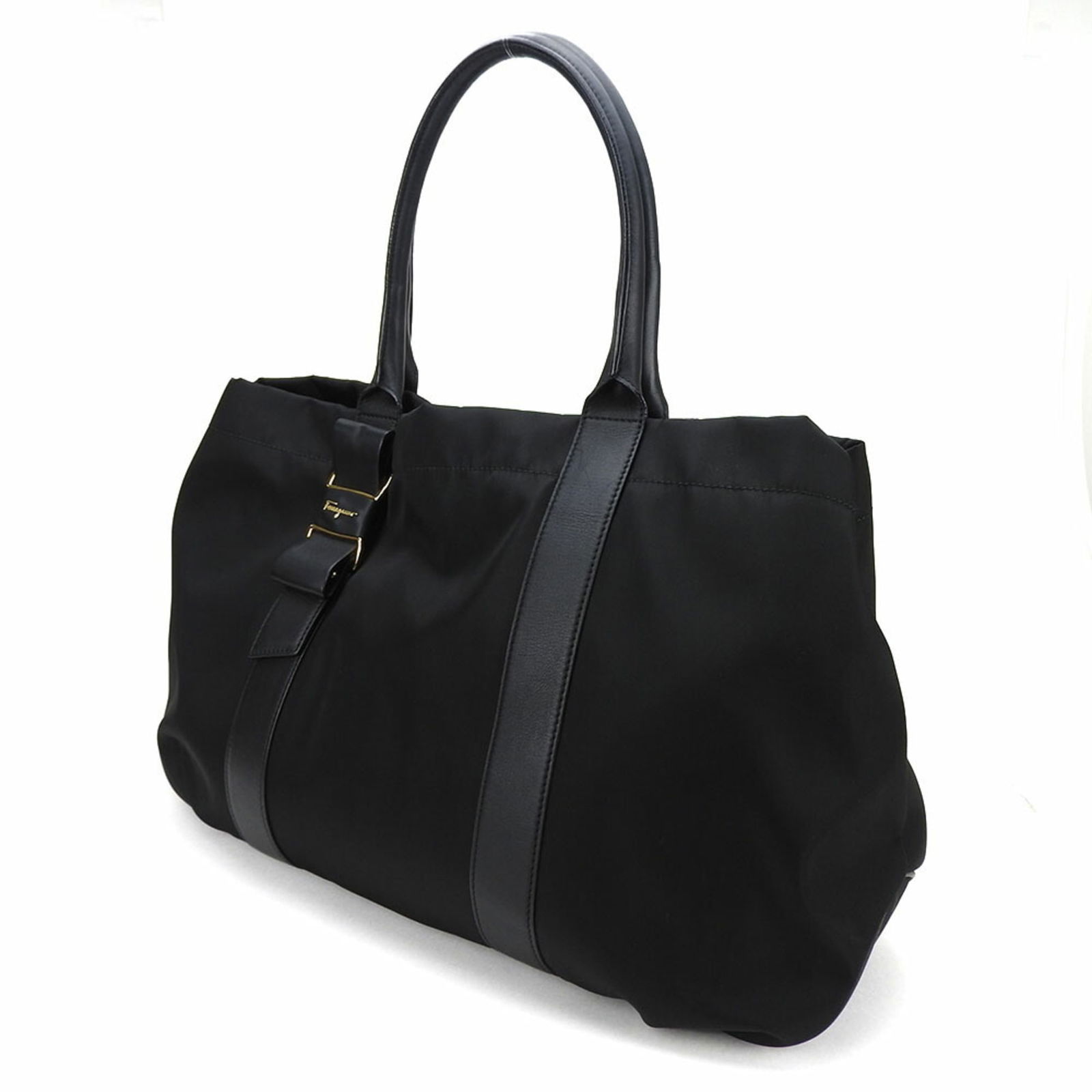 Salvatore Ferragamo tote bag GG-21D395 nylon leather black chic ladies: Salvatore Ferragamo tote bag GG-21D395 nylon leather black chic ladies Brand: Salvatore Ferragamo Type: Tote bag Material: Nylon Leather Nylon: Leather: Color: Black Gender: Women Size (HxWxD): 32cm x
