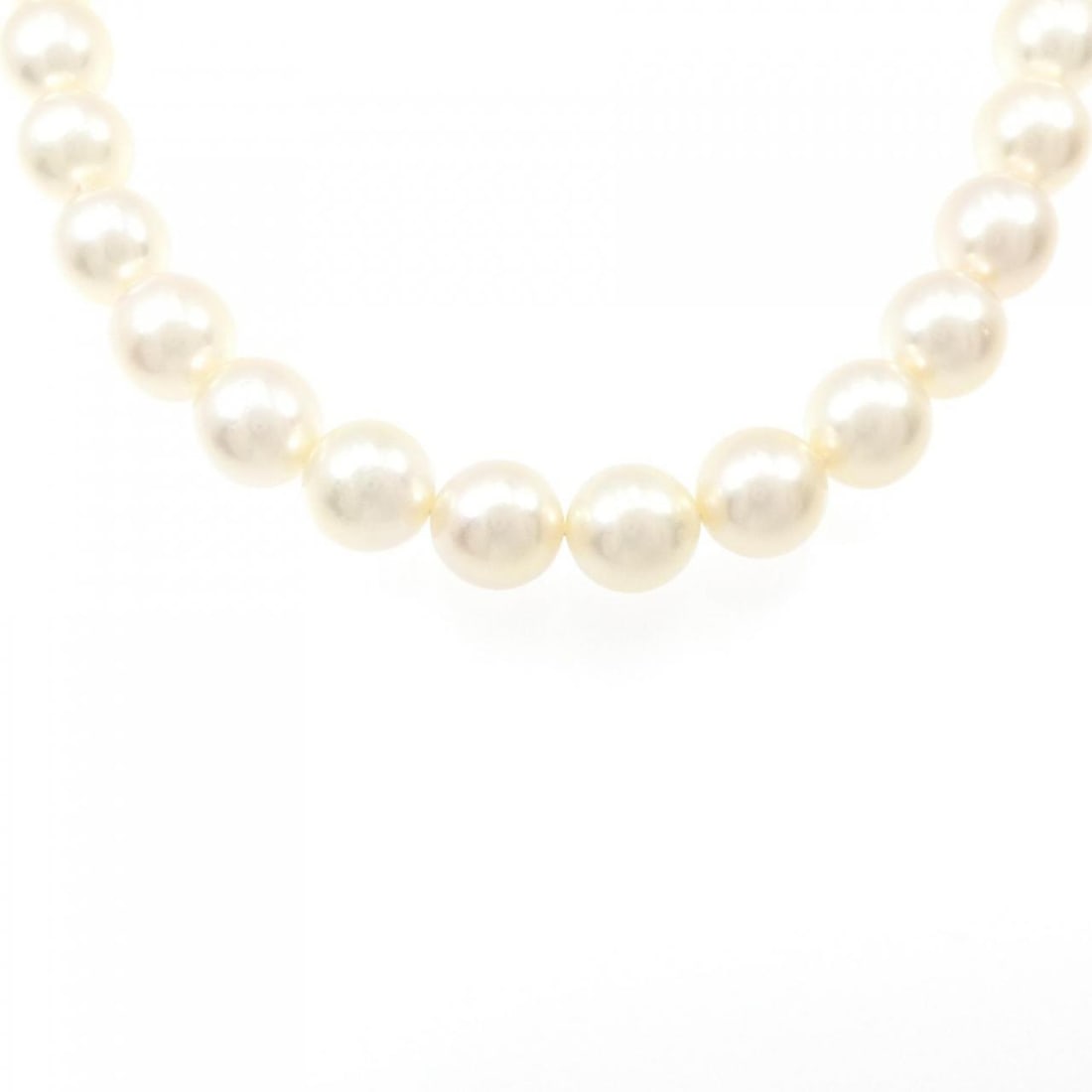 Silver Clasp Akoya Pearl Necklace 9.5-10mm: Silver Clasp Akoya Pearl Necklace 9.5-10mm Style: Necklace Material: Silver Clasp Gender: Ladies" Size: 44cm Main Stone: Akoya Pearl 9.5-10mm Weight: approx. 56.4g Actualsize: Chain Max. W: 10.0mm Cen