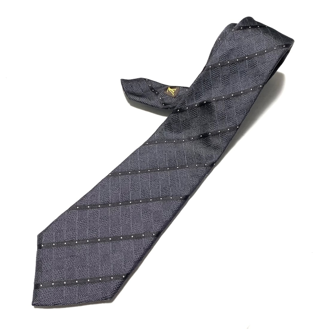 Louis Vuitton: Louis Vuitton Brand: Louis Vuitton Model: Color: Black Material: Silk Dimensions: Widest part of the width at the tip of the sword: 9.5 cm Narrowest part: 3 cm Comments: This is the Louis Vuitton tie