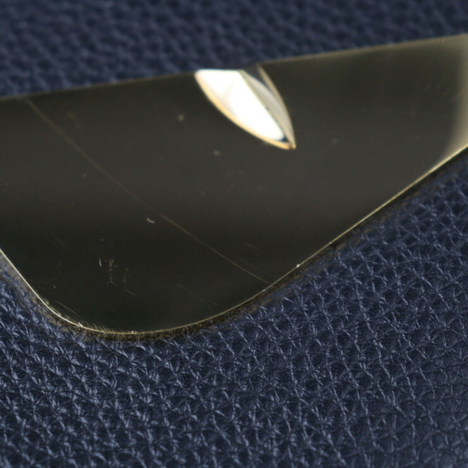 Fendi Monster: Fendi Monster Brand: Fendi Model: Monster Color: Black Material: Leather Dimensions: Height : 20cm x Width : 27cm x Depth : 4cm Comments: Outside : The hardware is slightly scratched.Inside : No notab