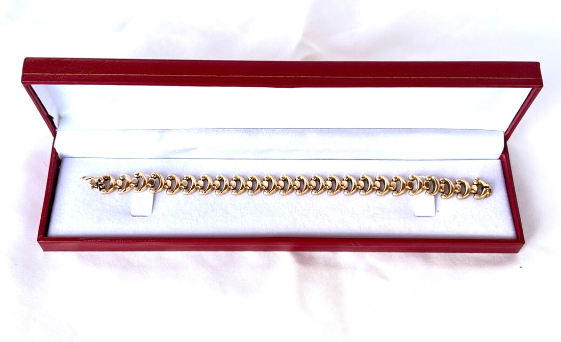 1960S FRENCH 18K GOLD BRACELET: 1960S FRENCH 18K GOLD BRACELET Type: Bracelet Metal Purity: 18k Style: Chain Metal: Yellow Gold Main Stone: No Stone It weights 11.90 grams and measures 7.15" long and 0.45" wide. PLEASE NOTE: LOCAL P