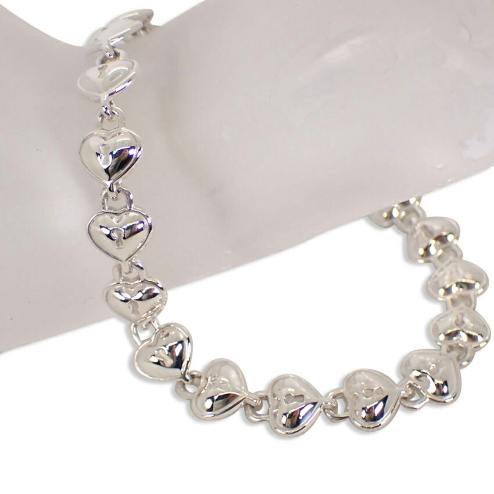 TIFFANY 925 heart lock bracelet: TIFFANY 925 heart lock bracelet Brand: Tiffany Type: Charm bracelet Gender: Women Material: Sterling silver 925 Color: Silver Length: 18.5cm / 7.28 Condition: Used (like new) Overall Scratches: Insign