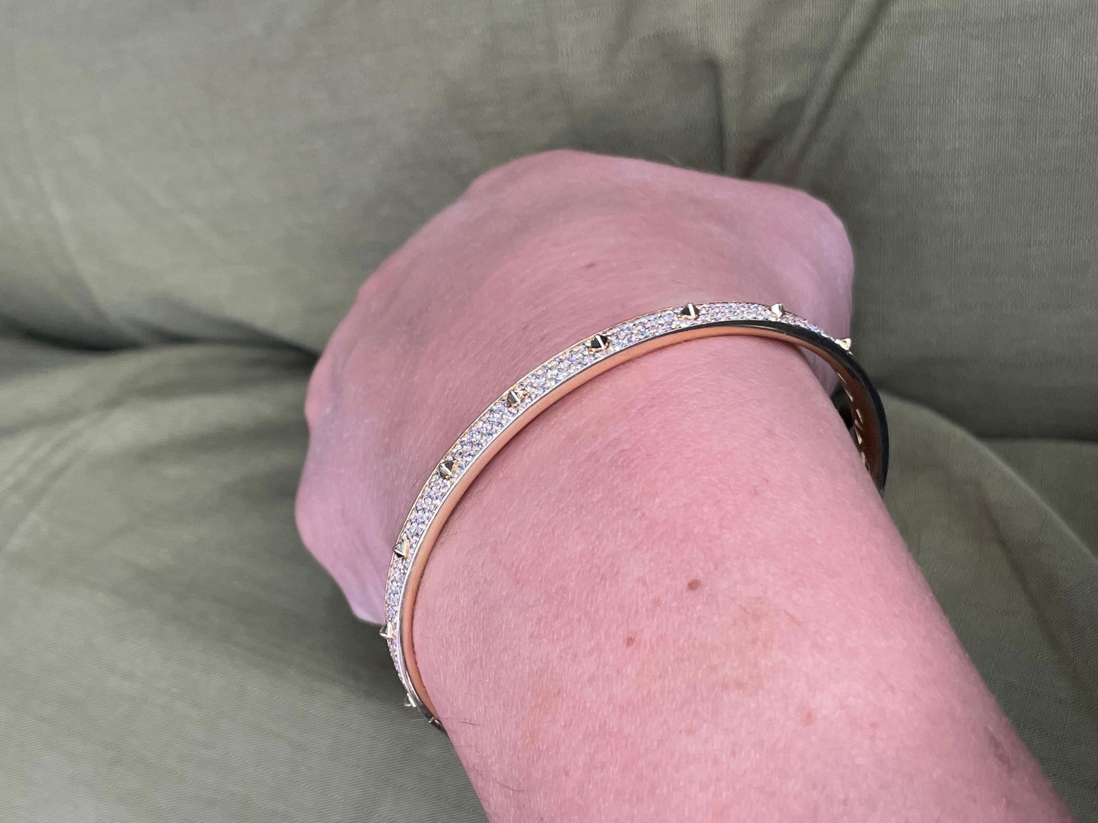 Diamond Spike Hinge Bangle Bracelet 1.75 Carats F VS Italian 18K Yellow Gold: Diamond Spike Hinge Bangle Bracelet 1.75 Carats F VS Italian 18K Yellow Gold Creator: Crivelli Metal: 18k Gold Yellow Gold Stone: Diamond Stone Cut: Round Cut Weight: 16.7 g Dimensions: Height: 0.2 in