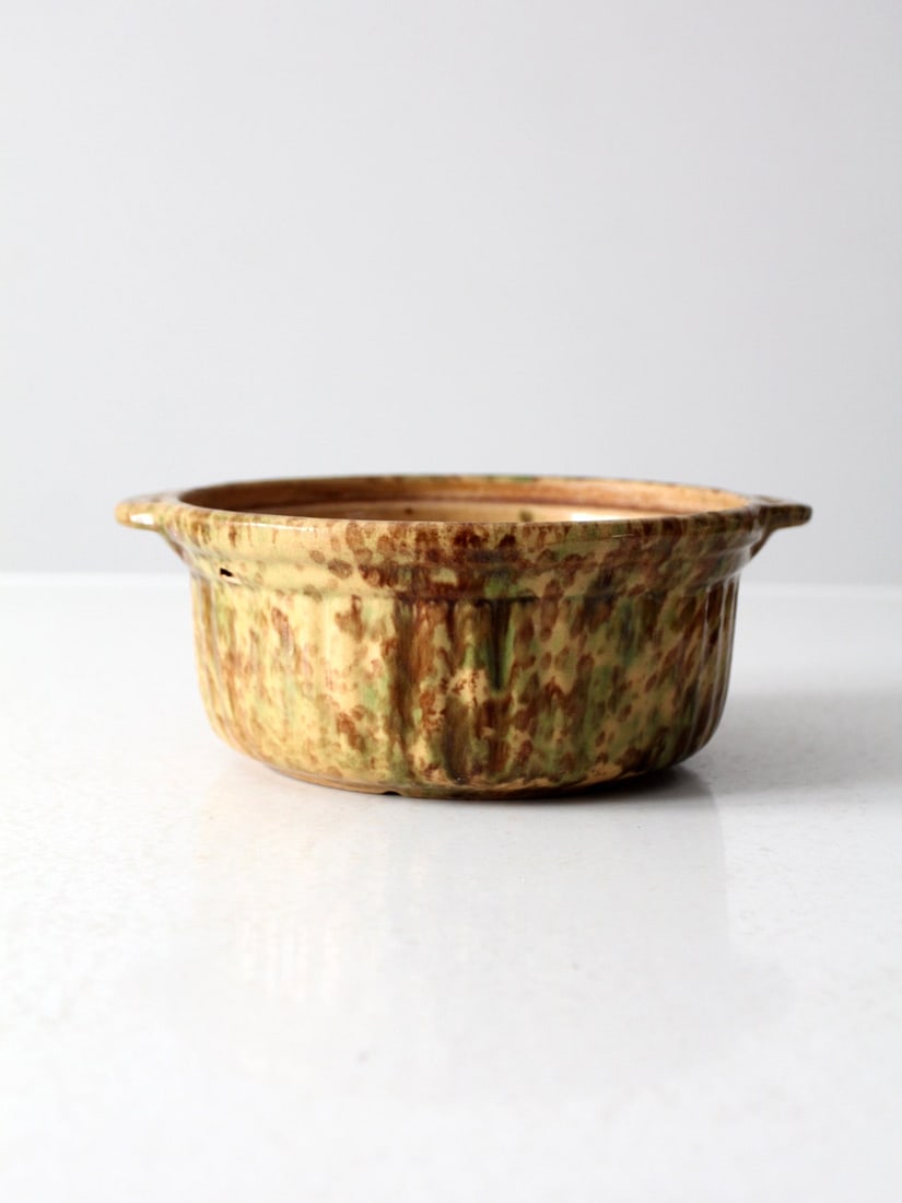 Antique Sponged Yellow Ware Baking Dish: Antique Sponged Yellow Ware Baking Dish This is an antique early 20th century spongeware baking dish. The green & brown splatter yellow-ware casserole features lipped handles and a ridged design. Widt