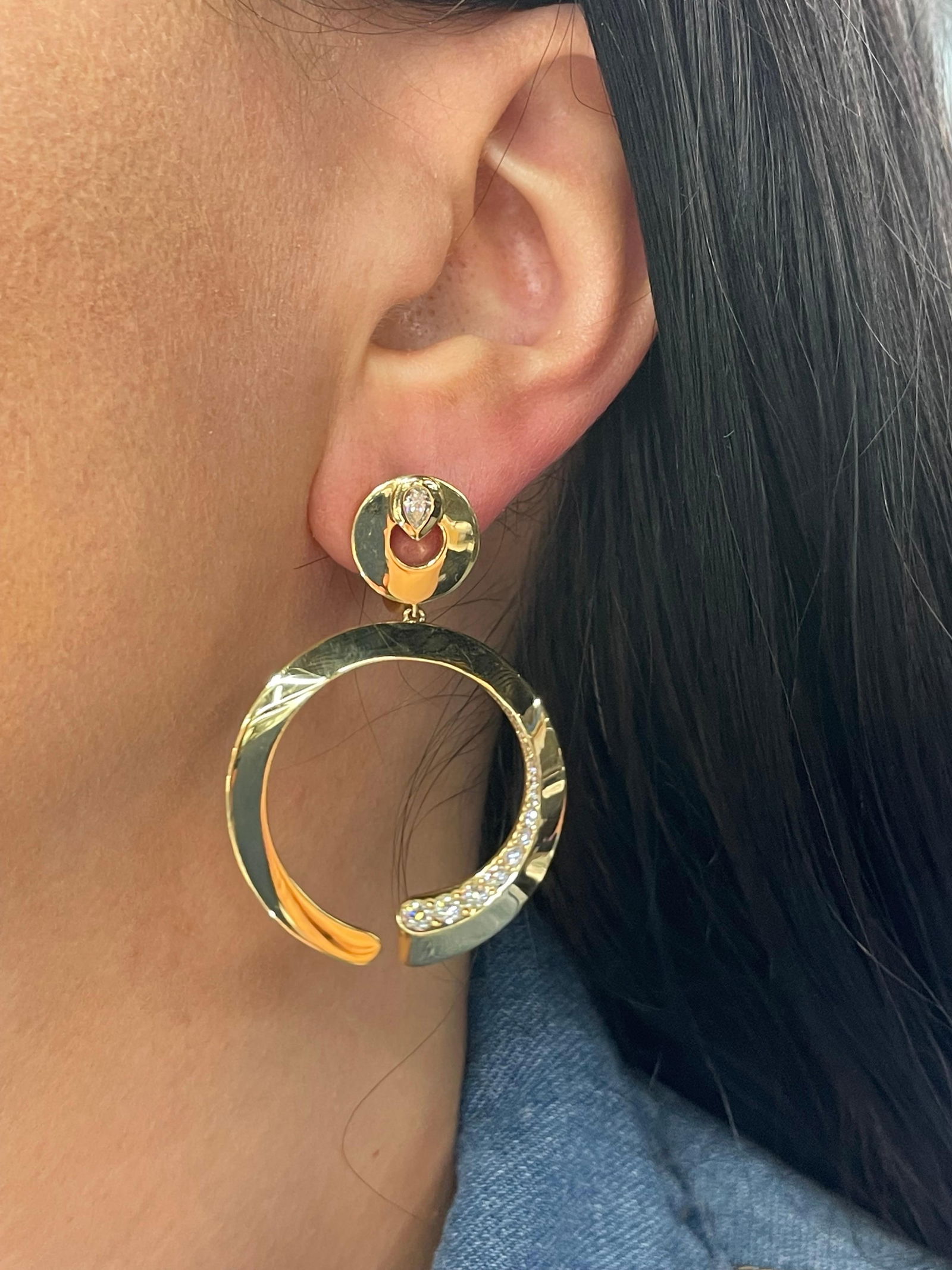 Italian Diamond Hoop Link Drop Earrings 1.20 Carats 18 Karat Yellow Gold F VS: Italian Diamond Hoop Link Drop Earrings 1.20 Carats 18 Karat Yellow Gold F VS Creator: Crivelli Metal: 18k Gold Yellow Gold Stone: Diamond Stone Cut: Round Cut Weight: 25.02 g Dimensions: Length: 1.88