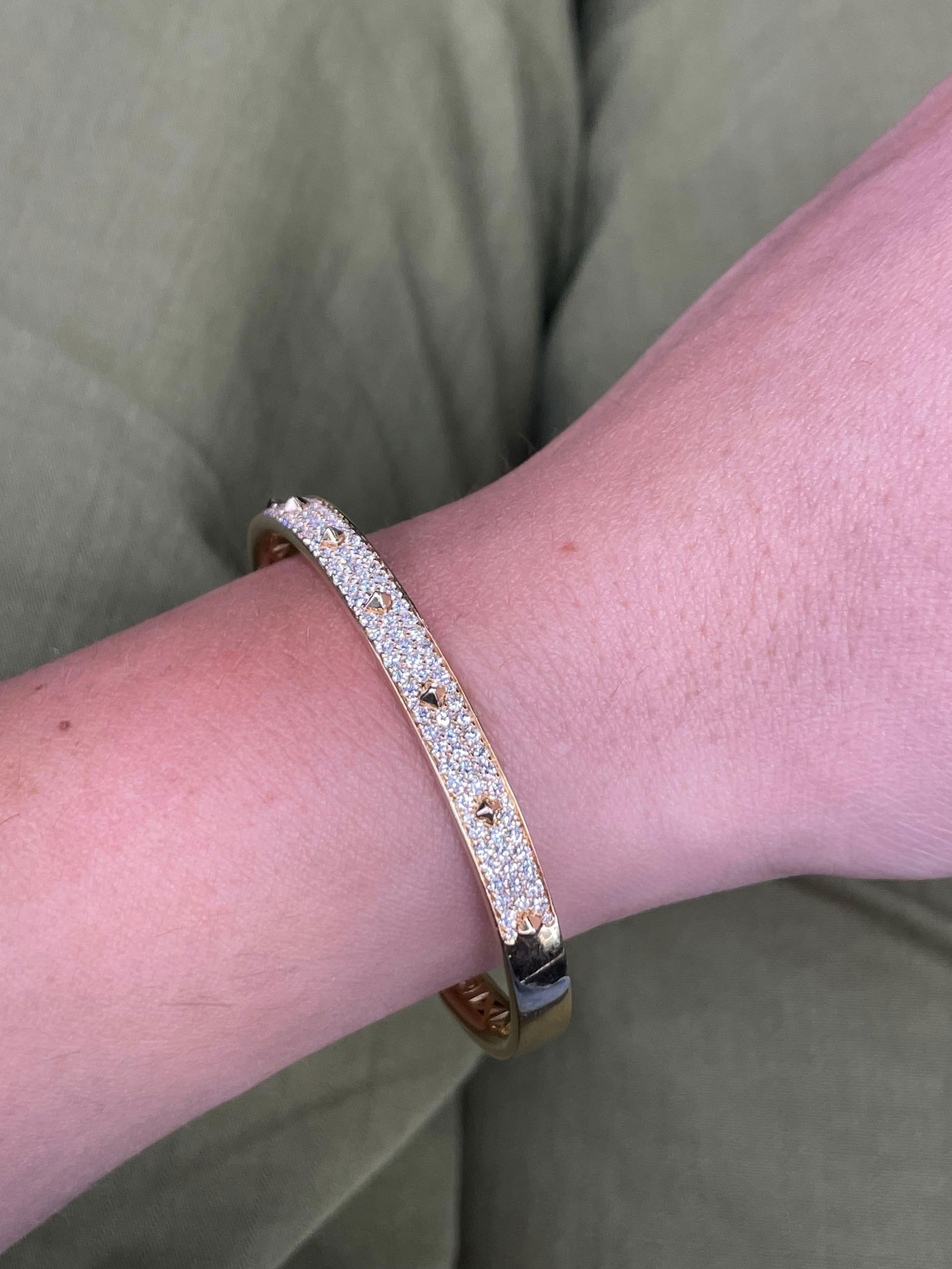 Diamond Spike Hinge Bangle Bracelet 1.75 Carats F VS Italian 18K Yellow Gold: Diamond Spike Hinge Bangle Bracelet 1.75 Carats F VS Italian 18K Yellow Gold Creator: Crivelli Metal: 18k Gold Yellow Gold Stone: Diamond Stone Cut: Round Cut Weight: 16.7 g Dimensions: Height: 0.2 in