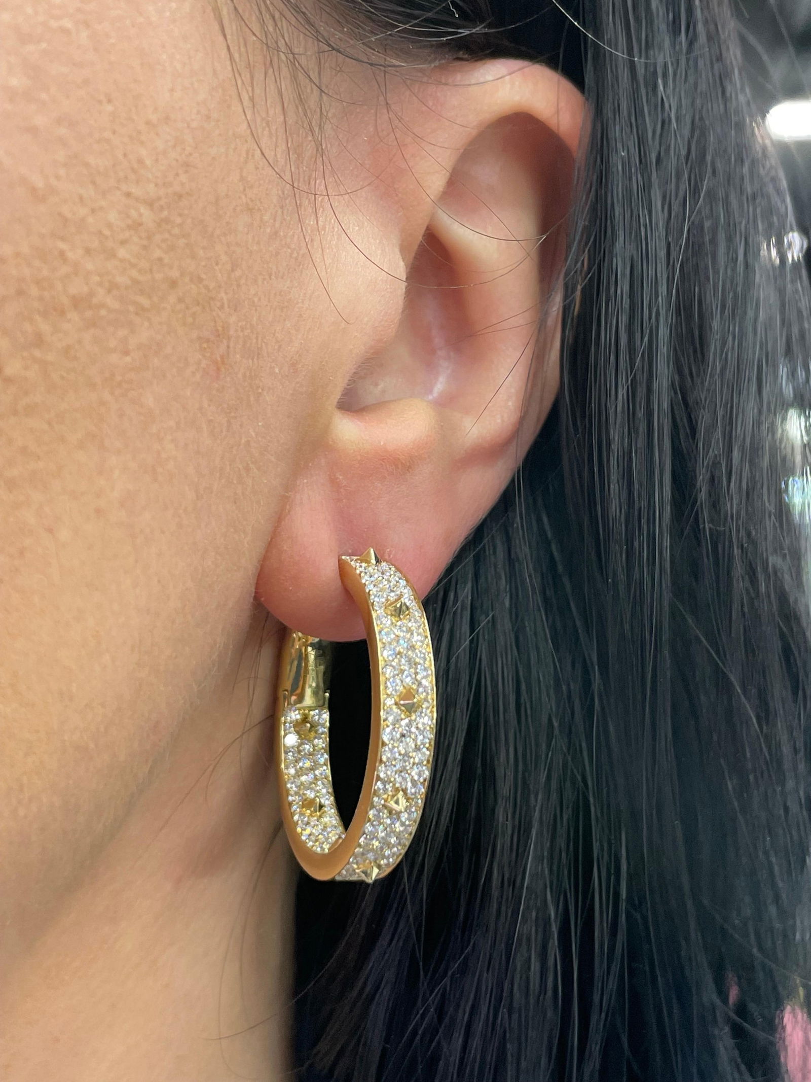Italian Diamond Spike Hoop Earrings 2.60 Carats 18 Karat Yellow Gold F VS: Italian Diamond Spike Hoop Earrings 2.60 Carats 18 Karat Yellow Gold F VS Creator: Crivelli Metal: 18k Gold Yellow Gold Stone: Diamond Stone Cut: Round Cut Weight: 17.84 g Dimensions: Diameter: 1.13 i