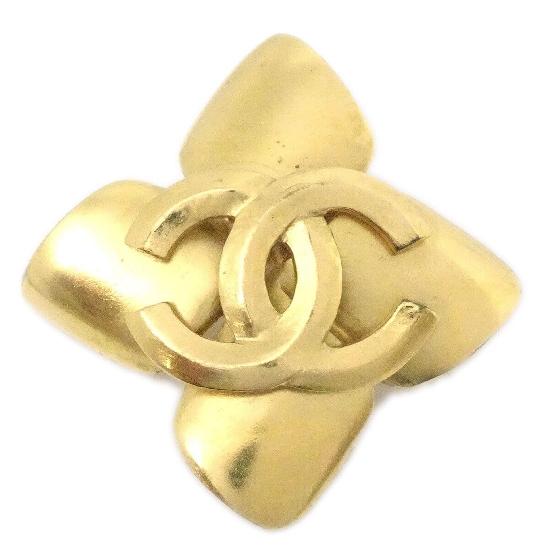 Chanel Brooch Pin Gold 96P: Chanel Brooch Pin Gold 96P Type: Brooch Color: Gold Material: Gold-plated Outside Condition: AB: Very Good/Inside Condition: C: Heavily Used The BIDHAUS Guarantee: All items in this auction are guaran