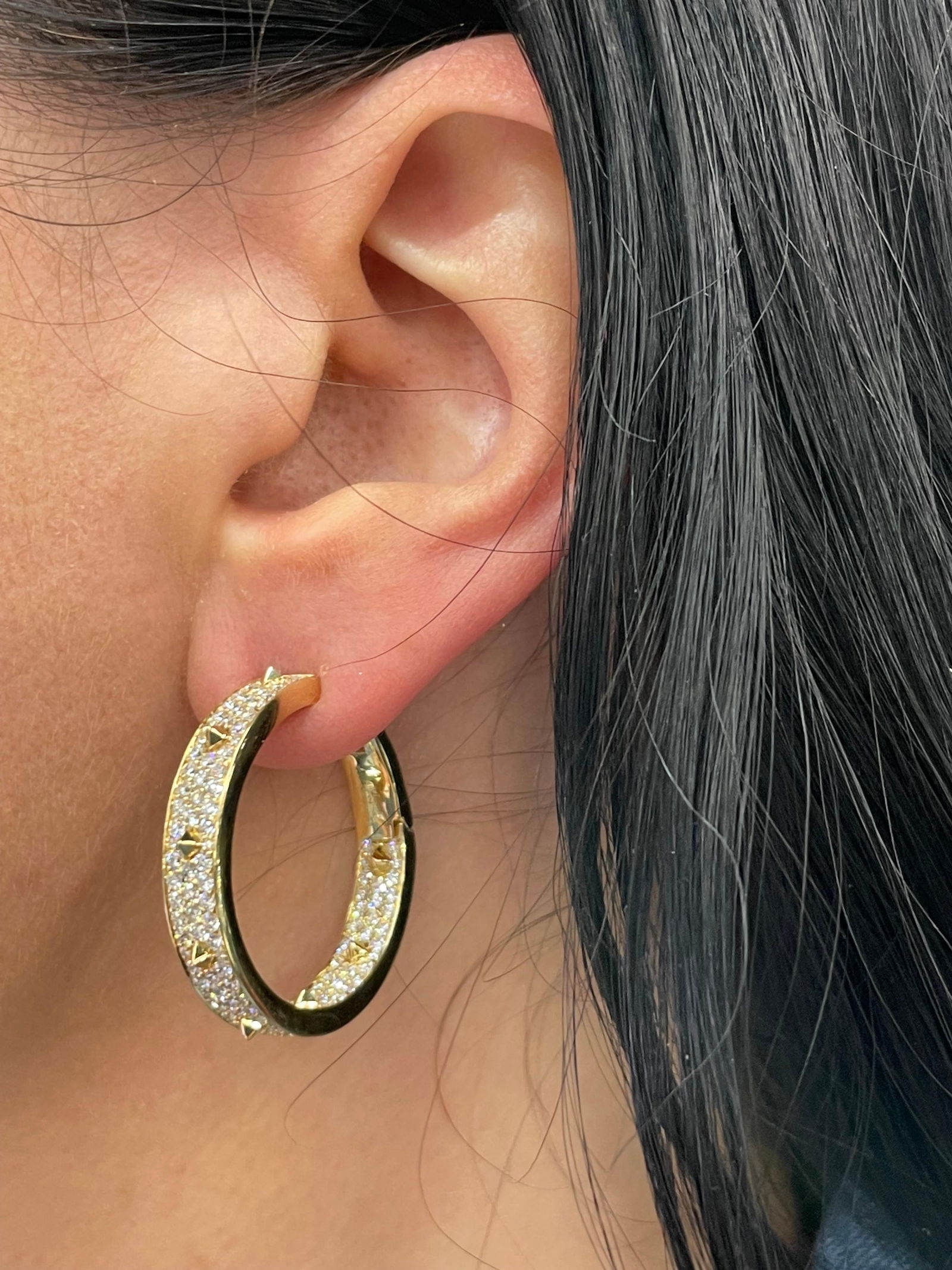 Italian Diamond Spike Hoop Earrings 2.60 Carats 18 Karat Yellow Gold F VS: Italian Diamond Spike Hoop Earrings 2.60 Carats 18 Karat Yellow Gold F VS Creator: Crivelli Metal: 18k Gold Yellow Gold Stone: Diamond Stone Cut: Round Cut Weight: 17.84 g Dimensions: Diameter: 1.13 i