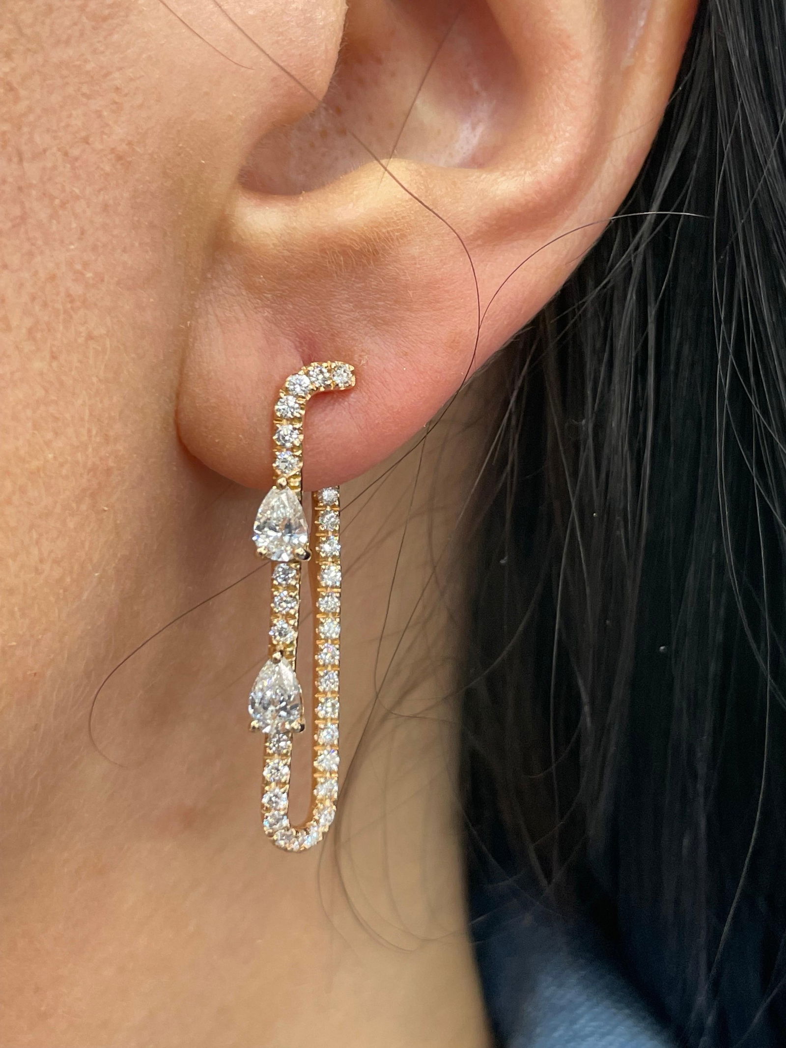 Pear Shape Diamond Paperclip Drop Earrings 1.95 Carats 18 Karat Rose Gold Italy: Pear Shape Diamond Paperclip Drop Earrings 1.95 Carats 18 Karat Rose Gold Italy Creator: Crivelli Metal: 18k Gold Rose Gold Stone: Diamond Stone Cut: Pear Cut Weight: 6.8 g Dimensions: Length: 1.38 in