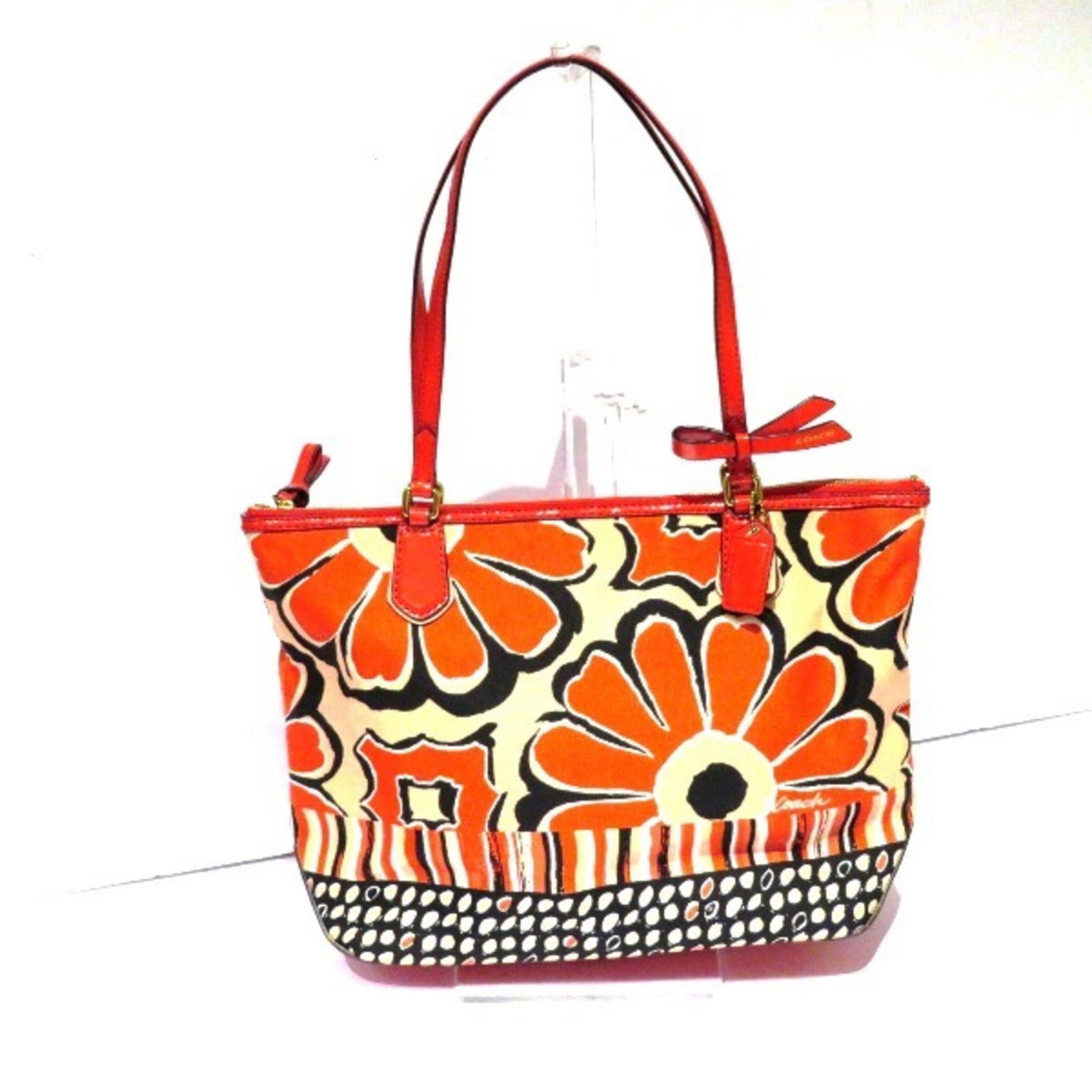 Coach COACH 25123 Poppy Bag Shoulder Tote Ladies: Coach COACH 25123 Poppy Bag Shoulder Tote Ladies Brand: Coach Type: Shoulder bag Tote bag Material: Canvas Canvas: Color: Red color Gender: Women Size (HxWxD): 25cm x 38cm x 11cm / 9.84 x 14.96 x 4.33
